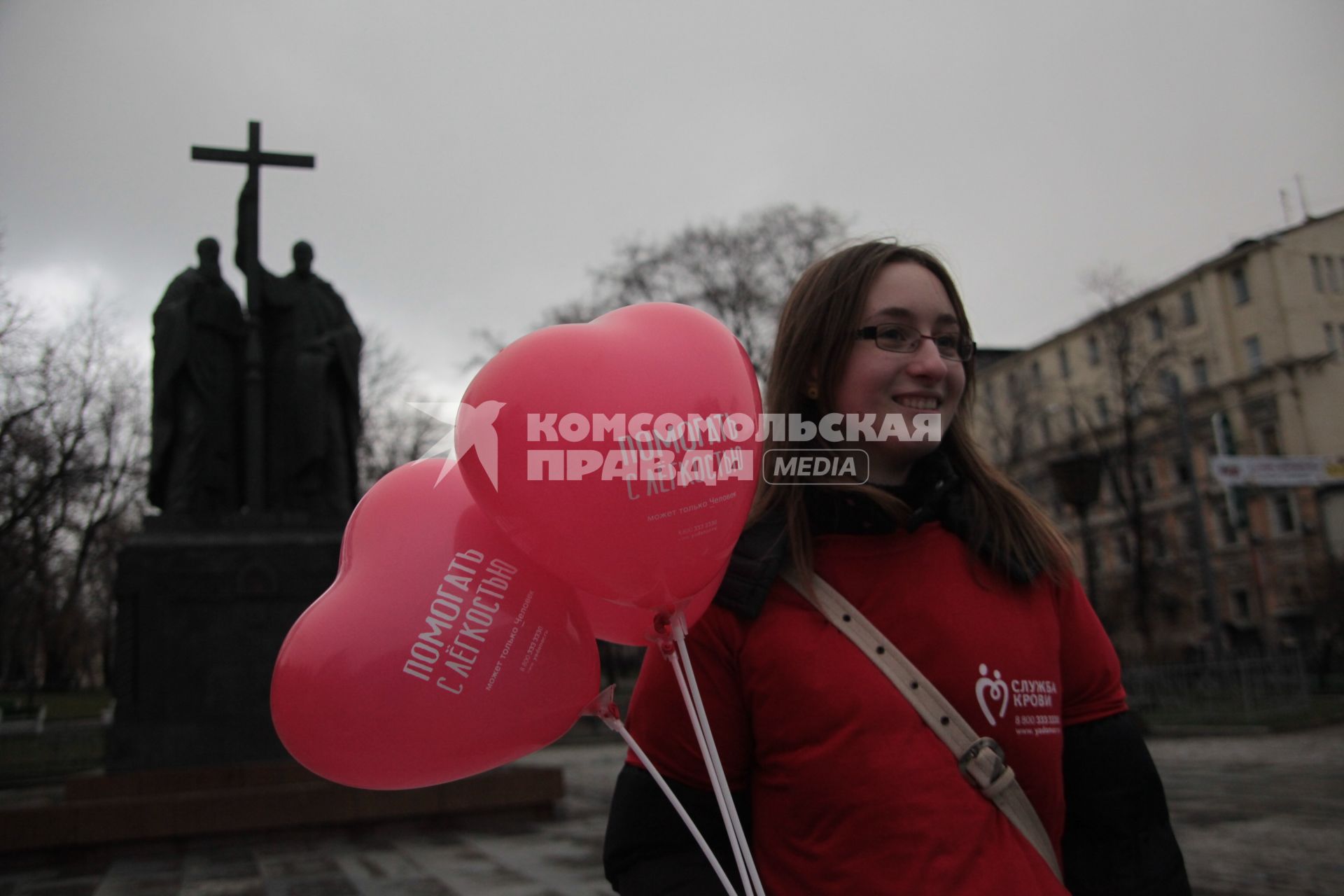 25 ноября 2010 года. Москва. Акция на Старой площади по раздаче красных ленточек в поддержку добровольного донорства.