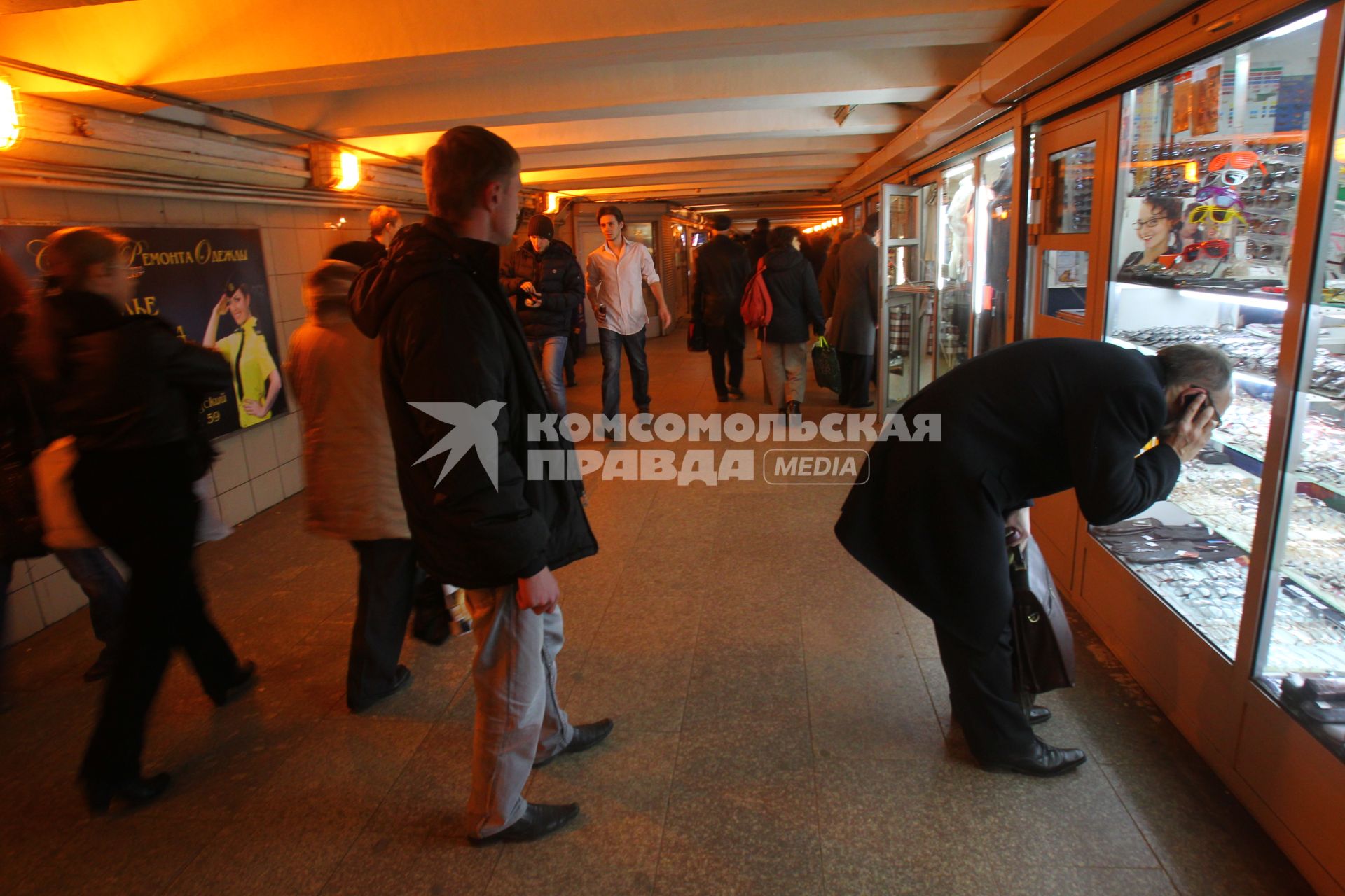 10 декабря 2010г. г Москва. подземный переход к станции метро Аэропорт. киоски.  покупатель, торговля