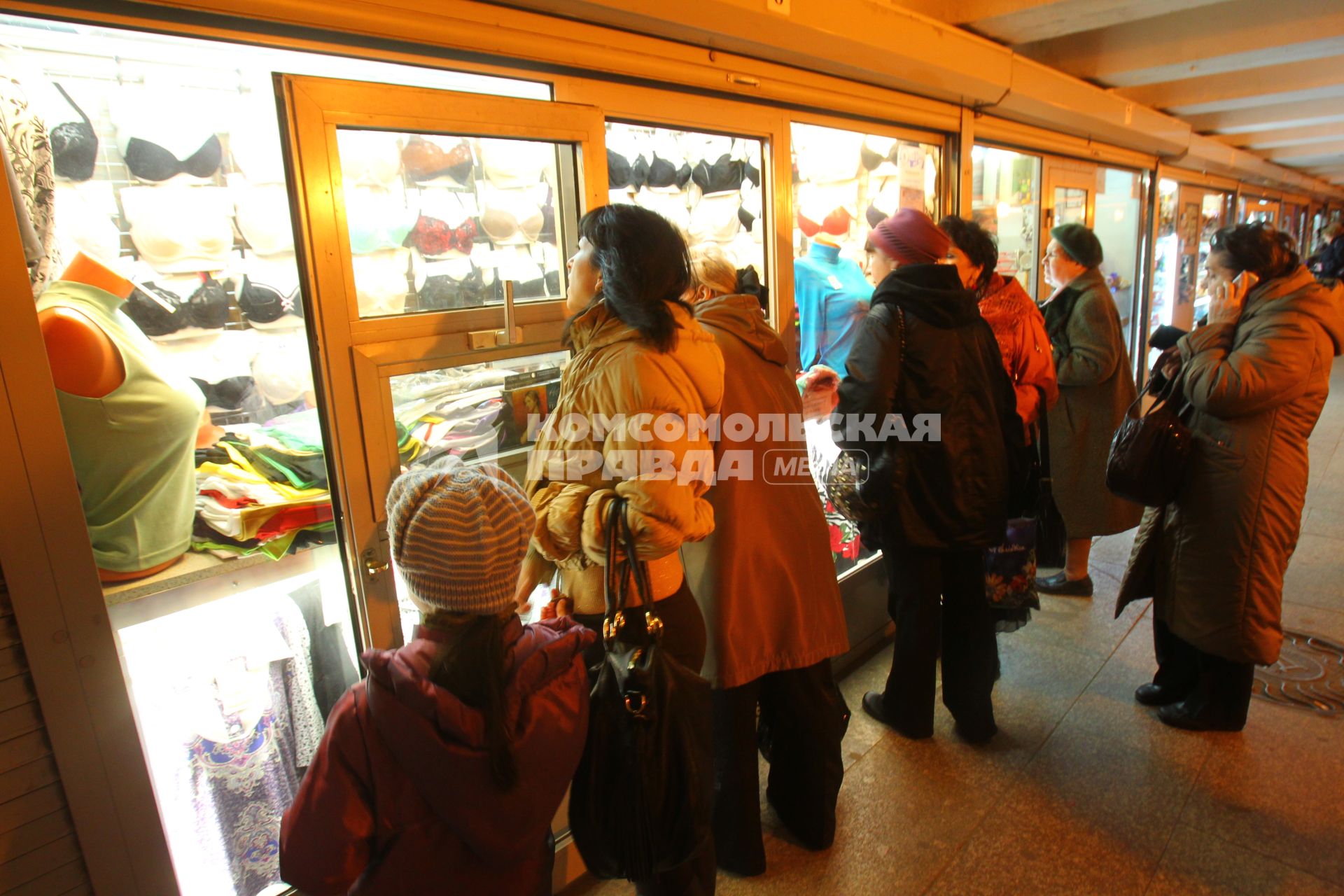 10 декабря 2010г. г Москва. подземный переход к станции метро Аэропорт. киоски. манекены одежда покупатель, торговля