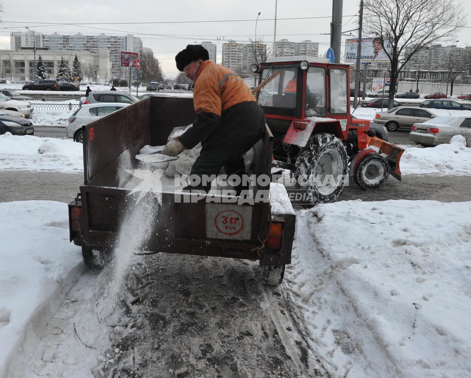 14 января 2011. Москва. Коммунальщики, коммунальное хозяйство, зима реагенты