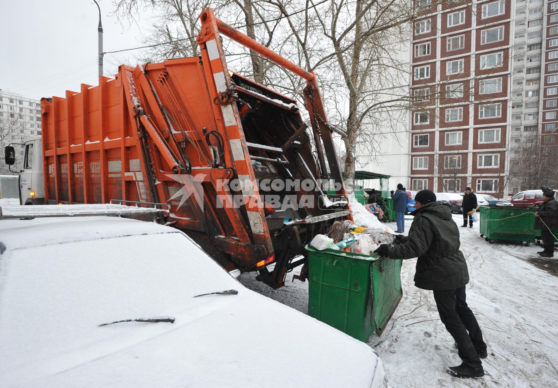 14 января 2011. Москва. Коммунальщики, коммунальное хозяйство, зима, уборка мусора, мусороуборочная машина