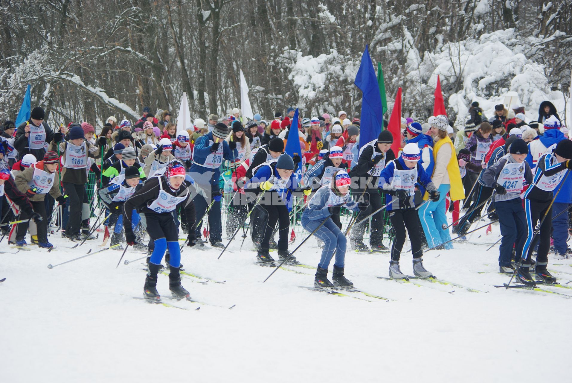 Ежегодная лыжня России, Саратов, 14 февраля 2010 года. Лыжи, лыжники, лыжный забег, соревнование, конкурс, зима, спорт, спортсмены, здоровье, лыжная форма, зимние развлечения, отдых, зимние виды спорта.
