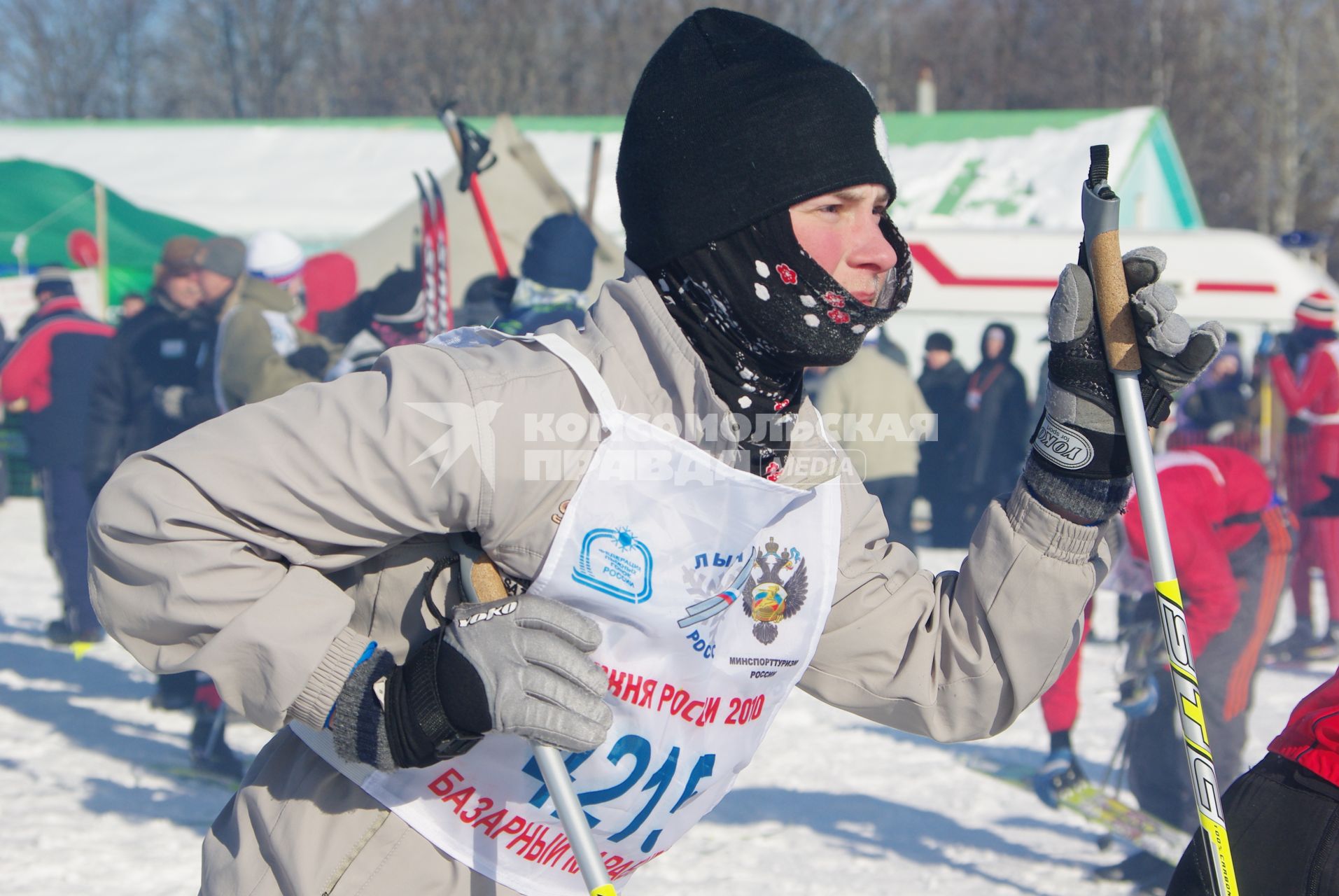 Ежегодная лыжня России, Саратов, 14 февраля 2010 года. Лыжи, лыжники, лыжный забег, соревнование, конкурс, зима, юноша, спорт, спортсмены, здоровье, лыжная форма, зимние развлечения, отдых, зимние виды спорта.