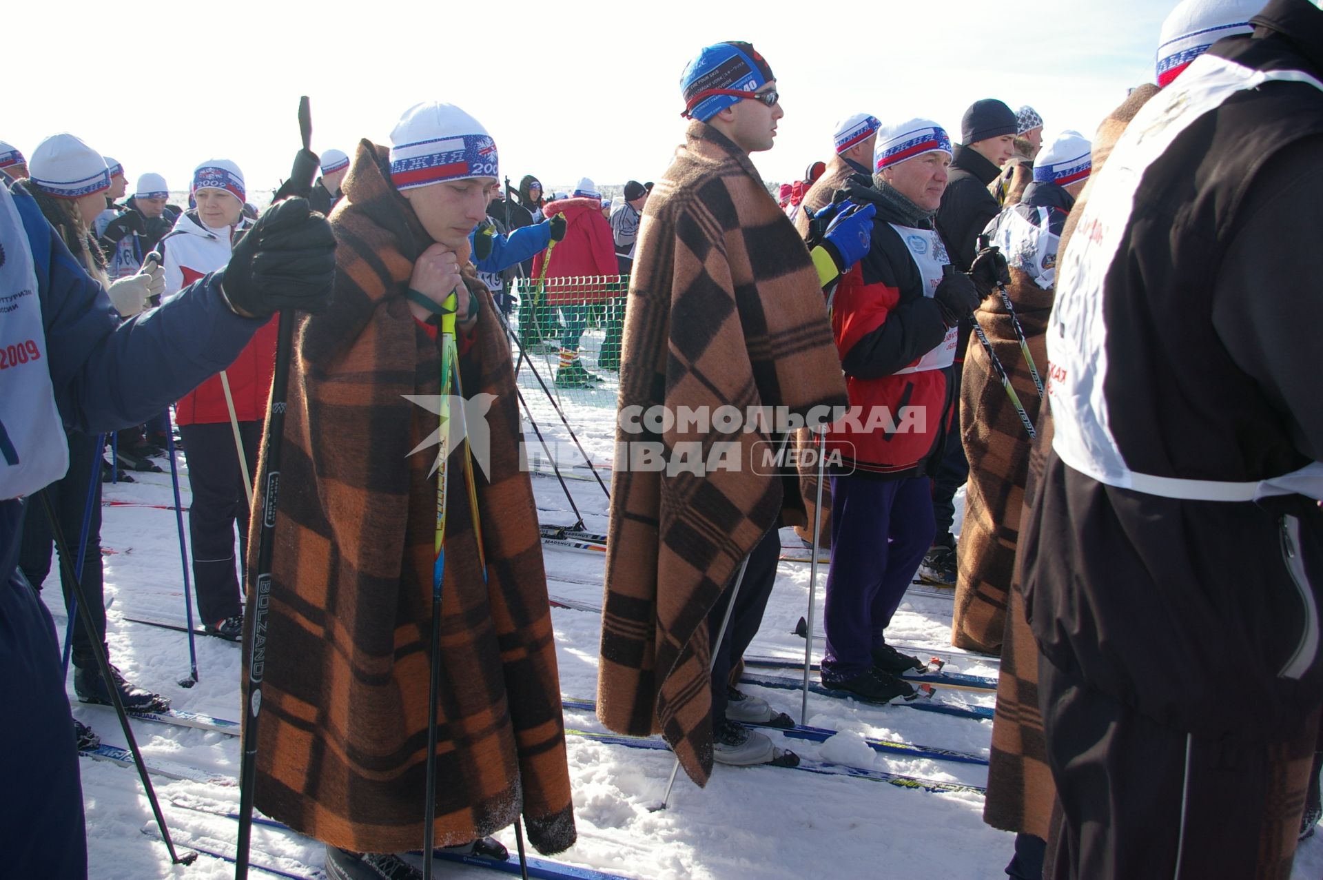 Ежегодная лыжня России, лыжники закутались в пледы, Саратов, 15 февраля 2009 года. Лыжи, лыжники, лыжный забег, соревнование, конкурс, зима, спорт, спорт, здоровье, лыжная форма, зимние развлечения, отдых, зимние виды спорта, плед, холод, зима, мороз.