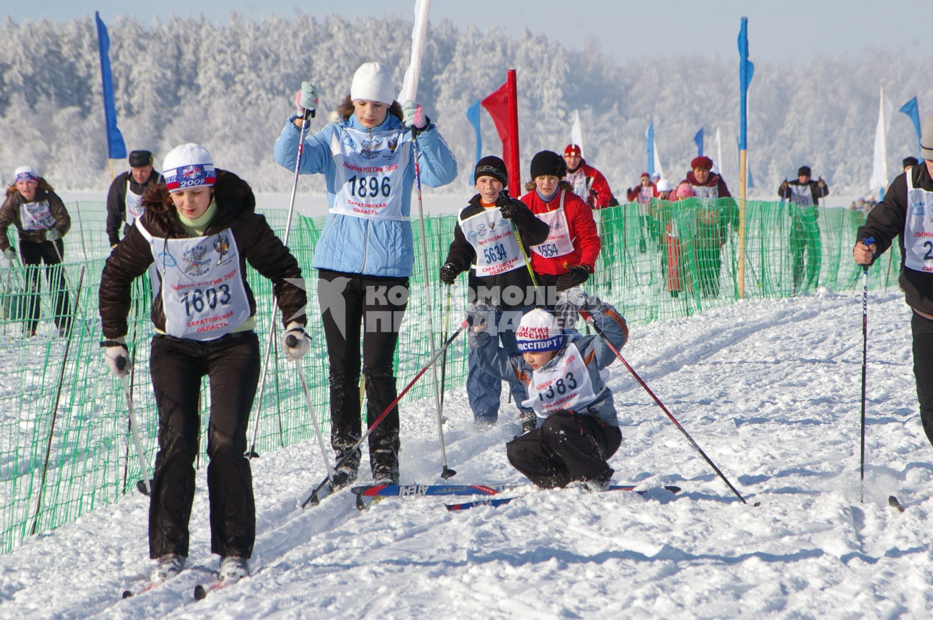 Ежегодная лыжня России, Саратов, 15 февраля 2009 года. Лыжи, лыжники, лыжный забег, соревнование, конкурс, зима, спорт, спортсменки, здоровье, лыжная форма, зимние развлечения, отдых, зимние виды спорта, падение, травма, ушиб, растяжение.