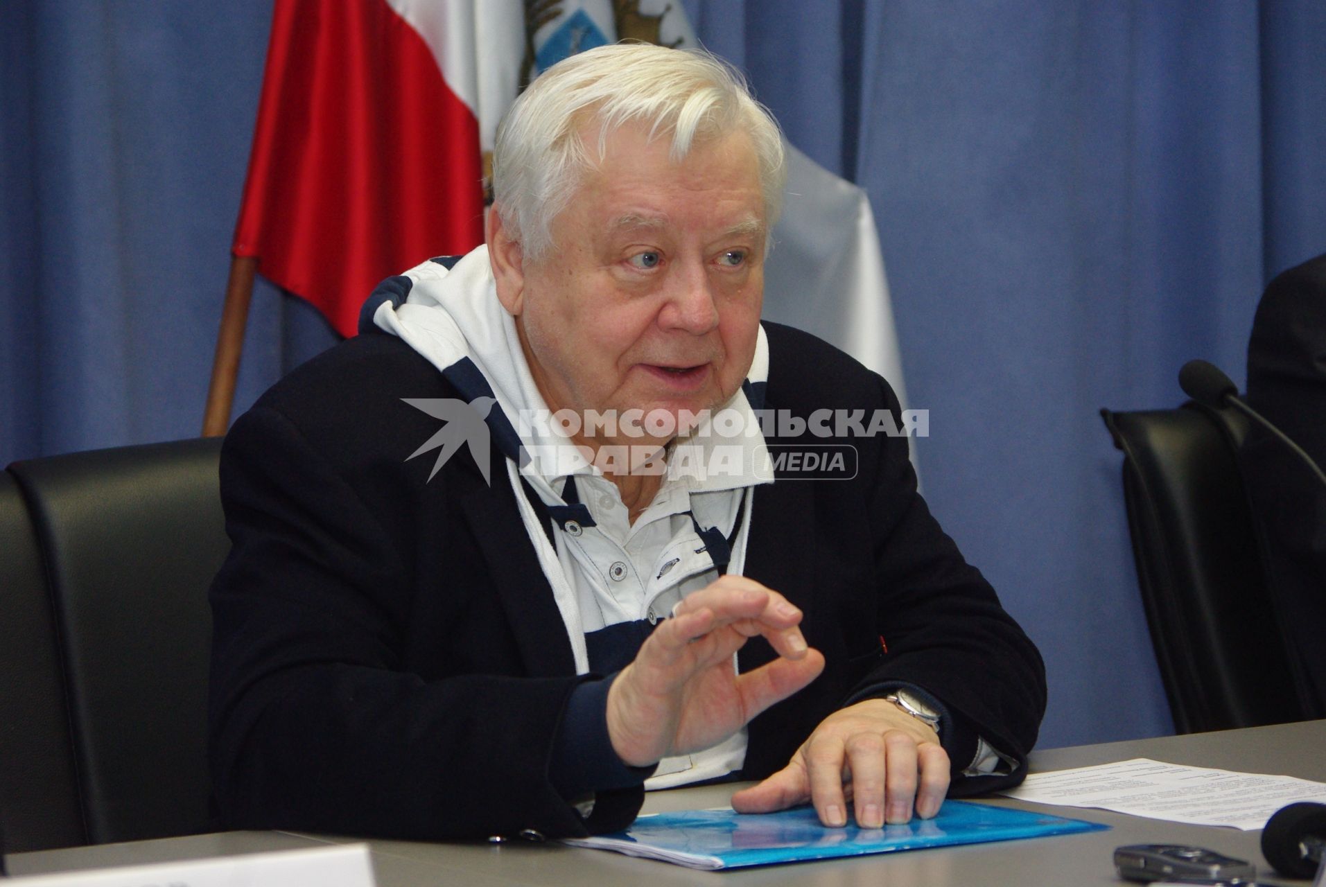 Олег Табаков, Народный артист СССР, Лауреат Государственных премий СССР и РФ. Художественный руководитель МХТ им. А. П. Чехова. Основатель, художественный руководитель театра под руководством Олега Табакова. Президент фестиваля документальной мелодрамы  Саратовские страдания . Член Совета по культуре при Президенте России. 21 октября 2010 года. Саратов.