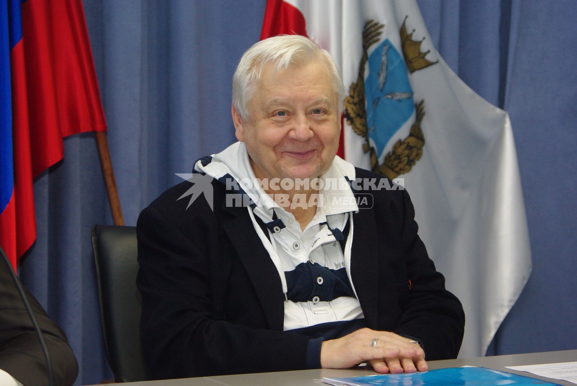 Олег Табаков, Народный артист СССР, Лауреат Государственных премий СССР и РФ. Художественный руководитель МХТ им. А. П. Чехова. Основатель, художественный руководитель театра под руководством Олега Табакова. Президент фестиваля документальной мелодрамы  Саратовские страдания . Член Совета по культуре при Президенте России. 21 октября 2010 года. Саратов.