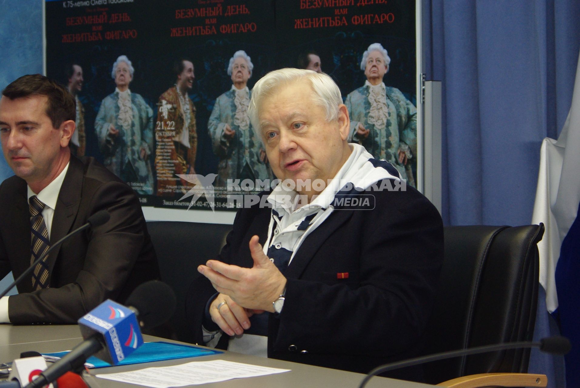 Олег Табаков, Народный артист СССР, Лауреат Государственных премий СССР и РФ. Художественный руководитель МХТ им. А. П. Чехова. Основатель, художественный руководитель театра под руководством Олега Табакова. Президент фестиваля документальной мелодрамы  Саратовские страдания . Член Совета по культуре при Президенте России. 21 октября 2010 года. Саратов.
