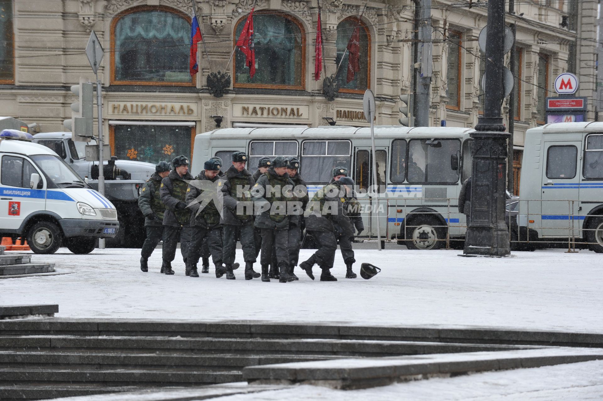 Россия. Москва. 15 января 2011. Манежная площадь, милиция, милиционер.