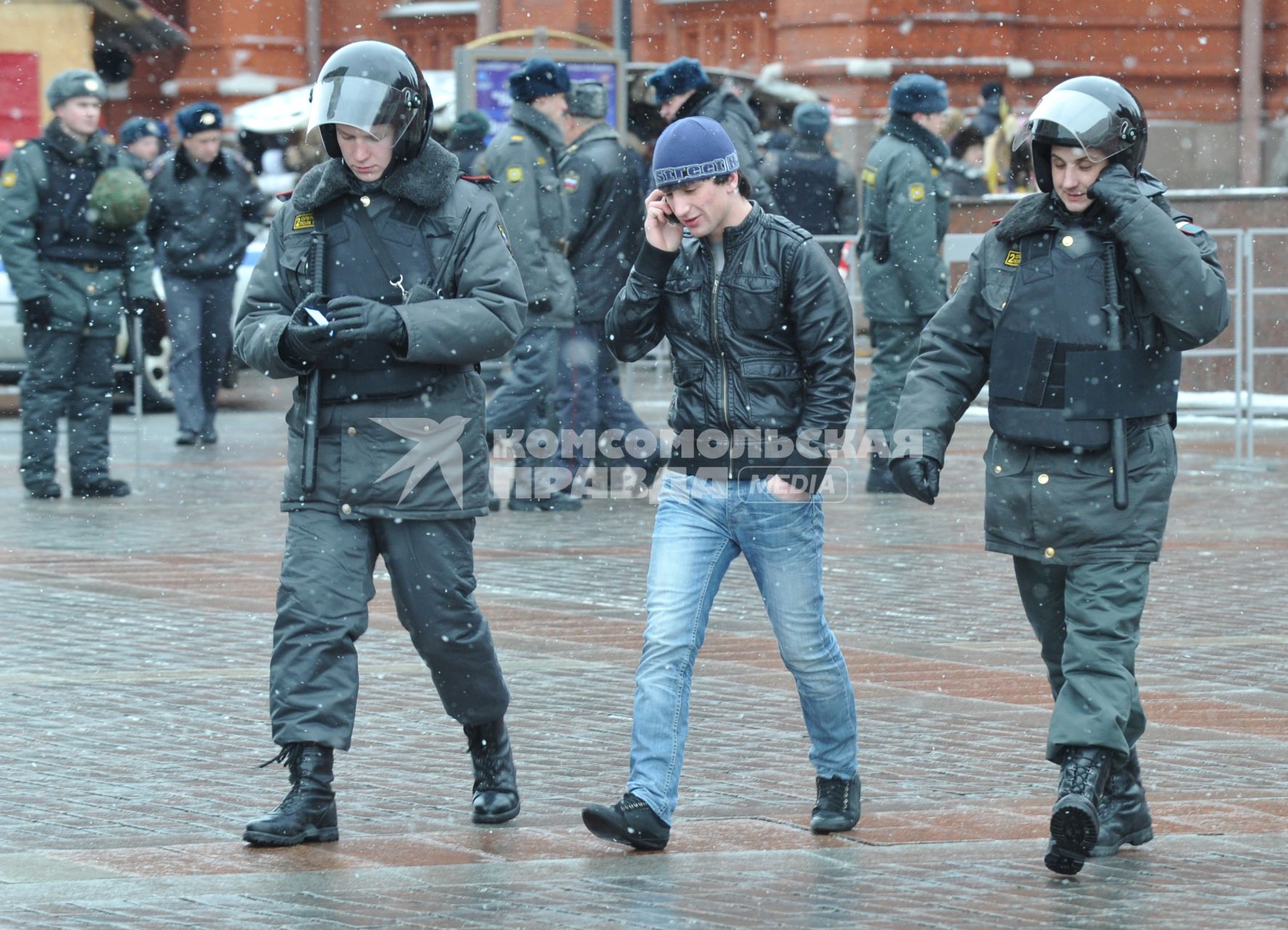 Россия. Москва. 15 января 2011. Манежная площадь, милиция, милиционер. Проверка документов.