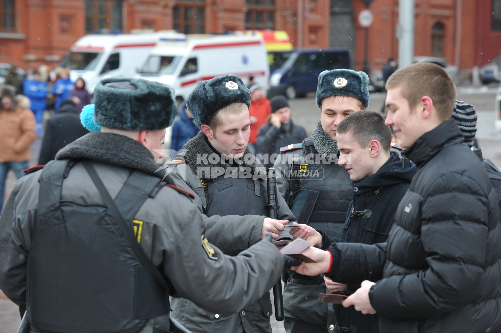 Россия. Москва. 15 января 2011. Манежная площадь, милиция, милиционер.