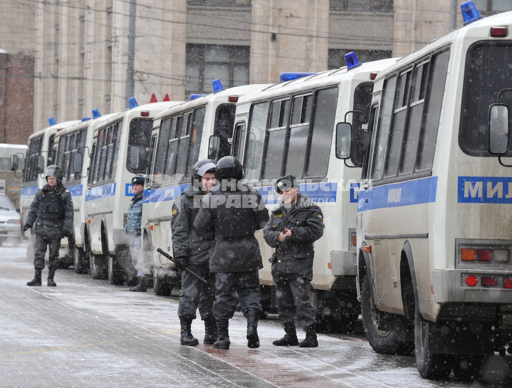 Россия. Москва. 15 января 2011. Манежная площадь, милиция, милиционер. Автобус