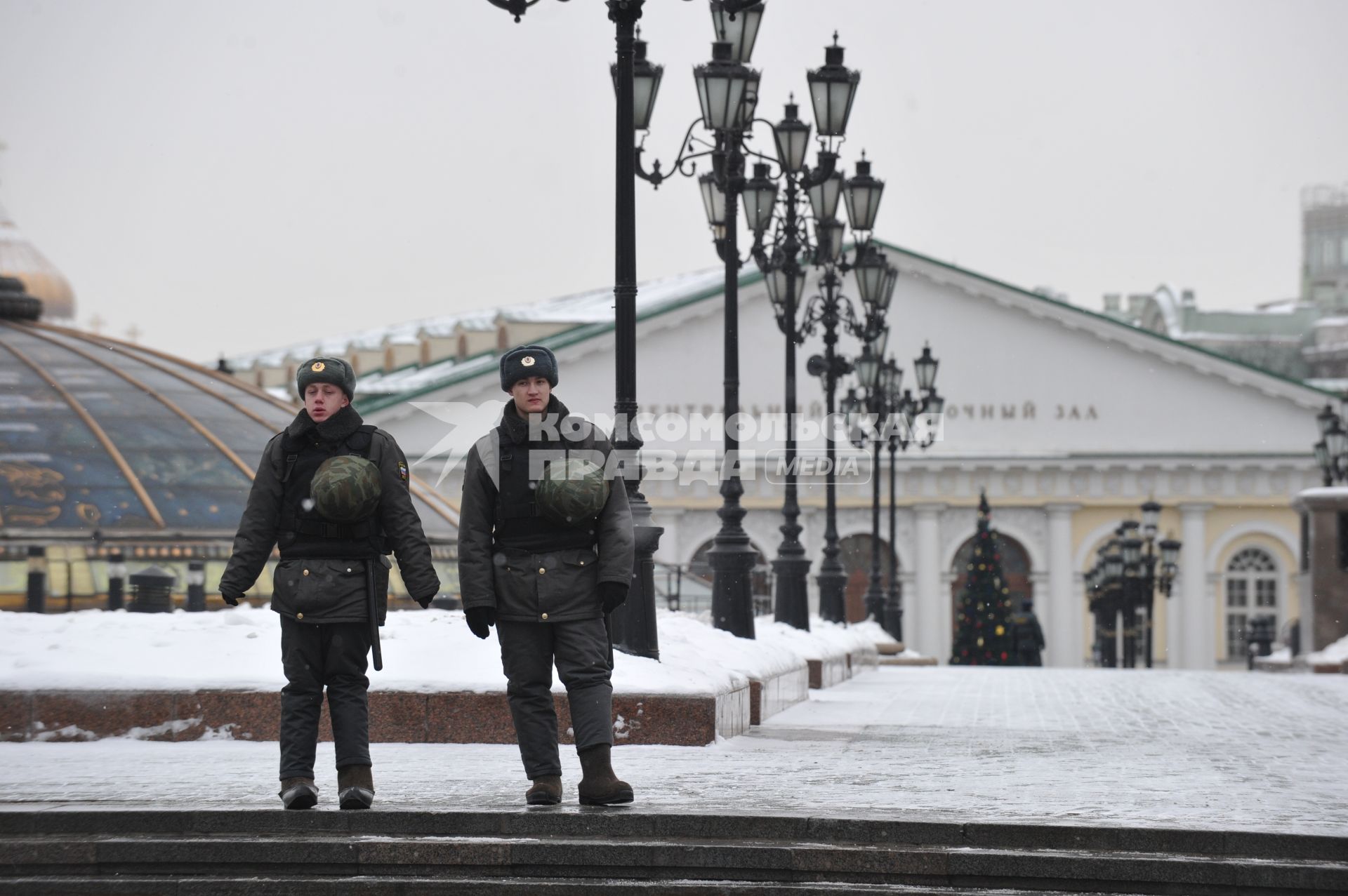 Россия. Москва. 15 января 2011. Манежная площадь, милиция, милиционер.