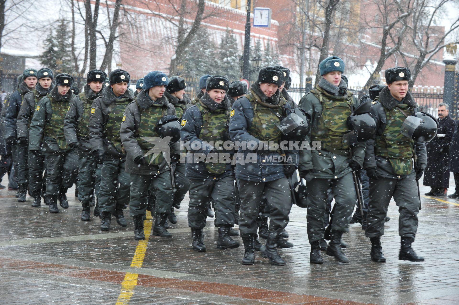 Россия. Москва. 15 января 2011. Манежная площадь, милиция, милиционер.