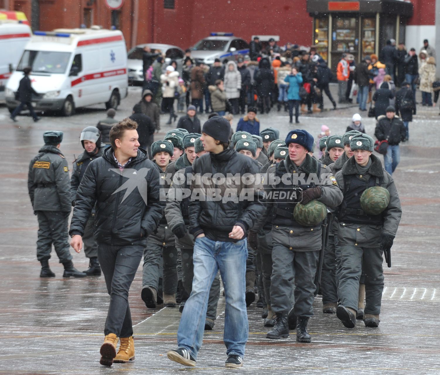 Россия. Москва. 15 января 2011. Манежная площадь, милиция, милиционер.