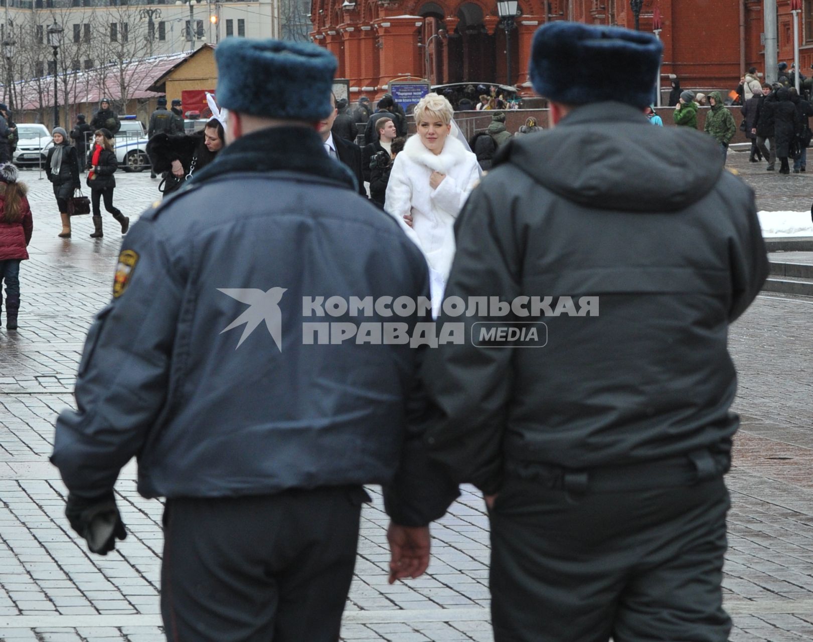 Россия. Москва. 15 января 2011. Манежная площадь, милиция, милиционер. Молодожены,  жених невеста.