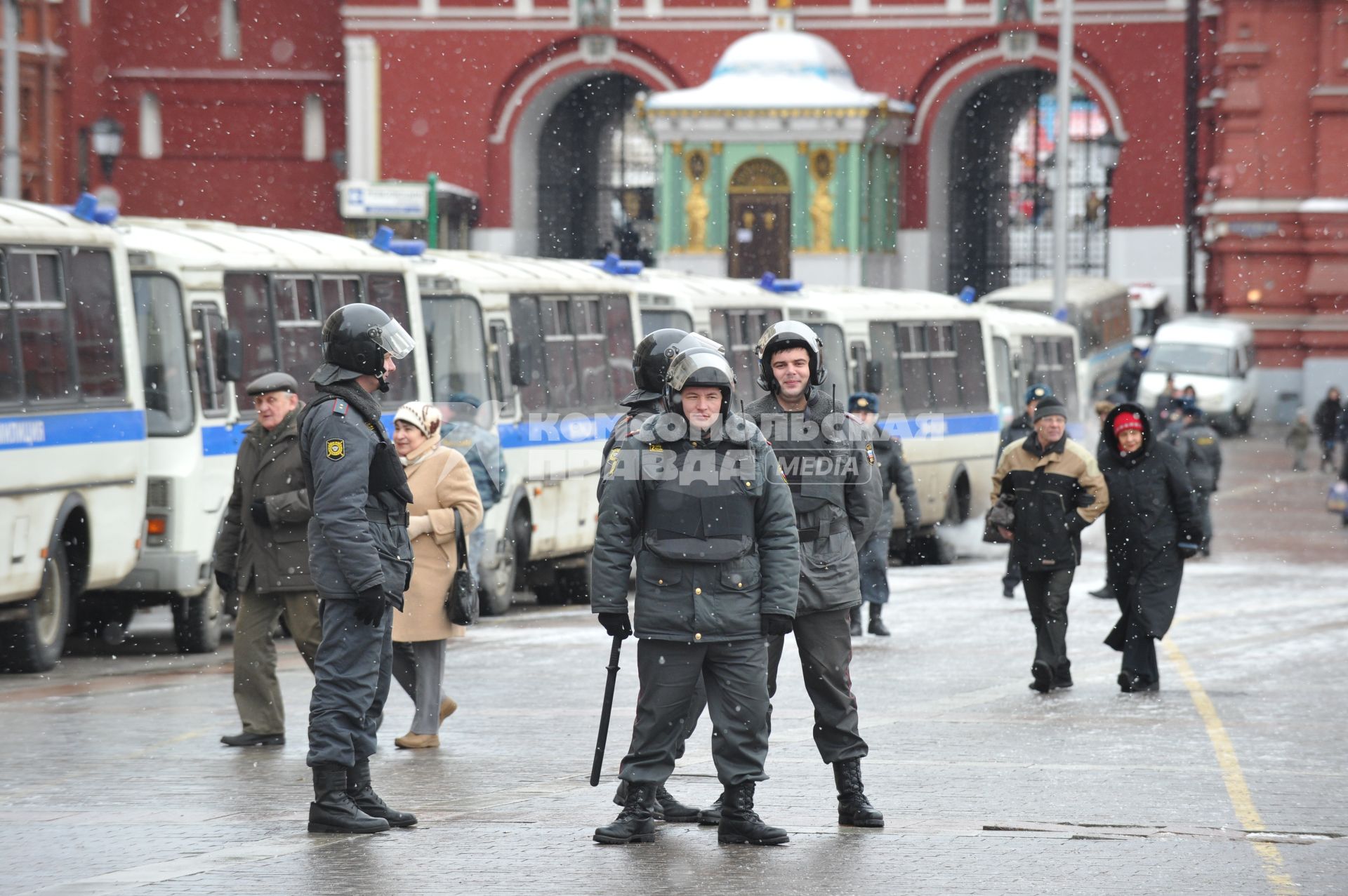 Россия. Москва. 15 января 2011. Манежная площадь, милиция, милиционер.