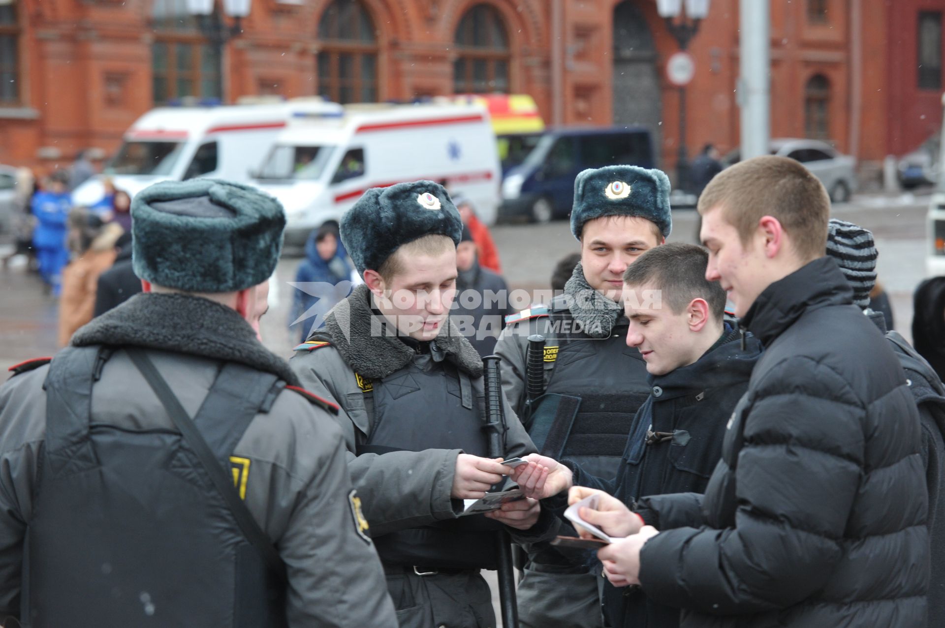 Россия. Москва. 15 января 2011. Манежная площадь, милиция, милиционер. Проверка документов.