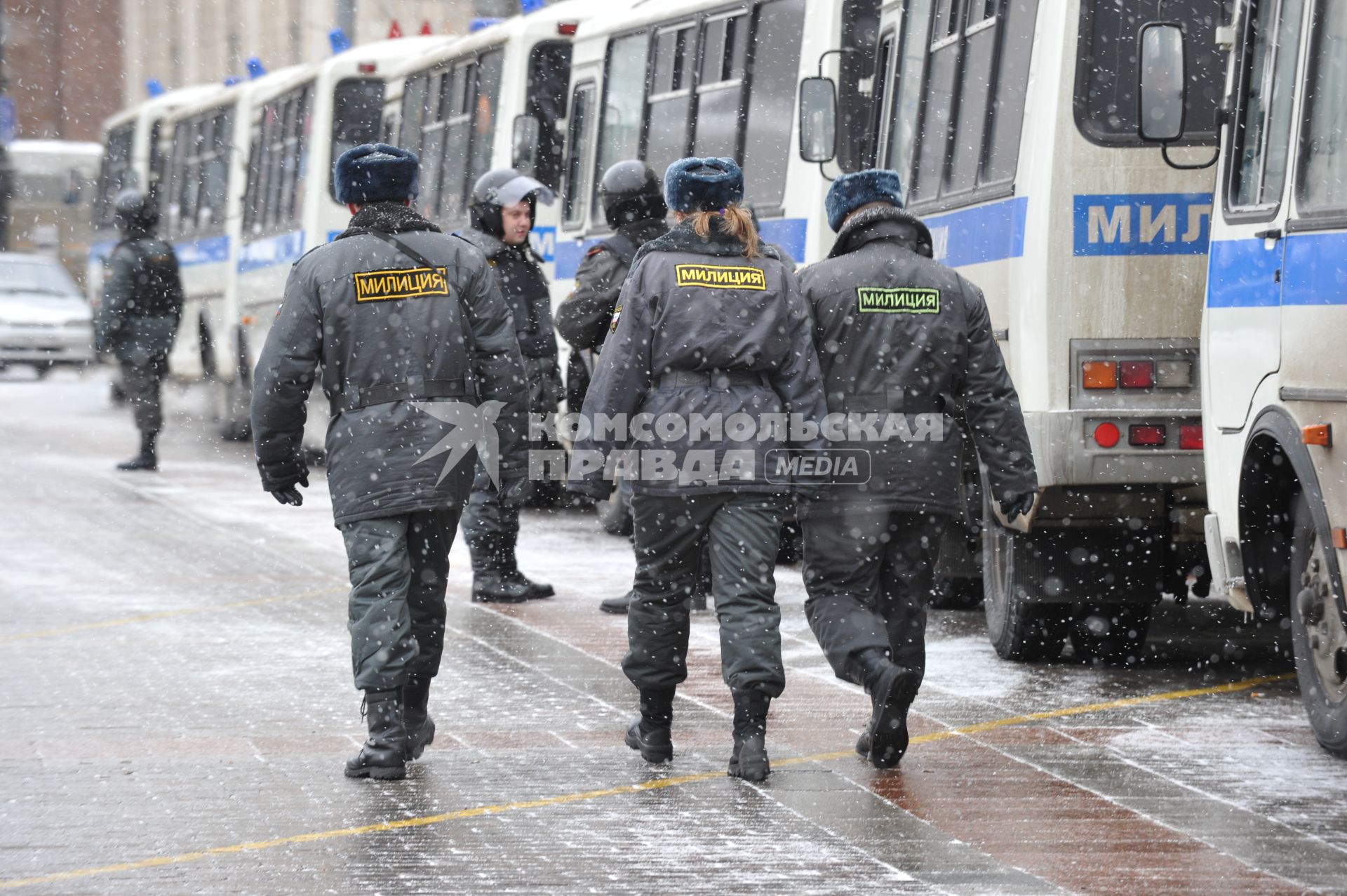 Россия. Москва. 15 января 2011. Манежная площадь, милиция, милиционер.