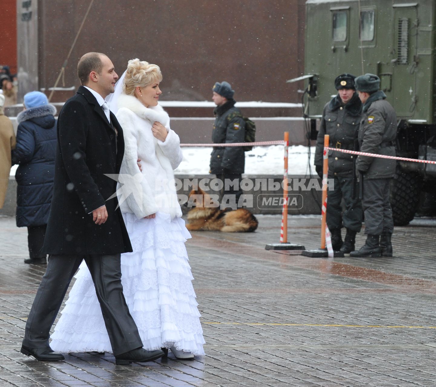 Россия. Москва. 15 января 2011. Манежная площадь, милиция, милиционер. Молодожены,  жених невеста.