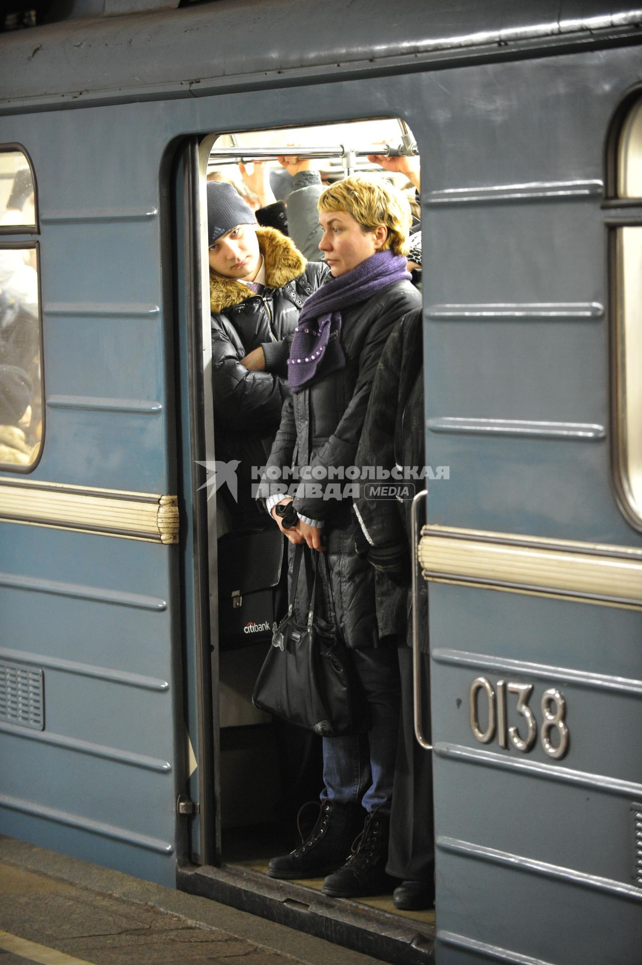 Россия. Москва. 18 января 2011 Люди в метро на станциях и переходах