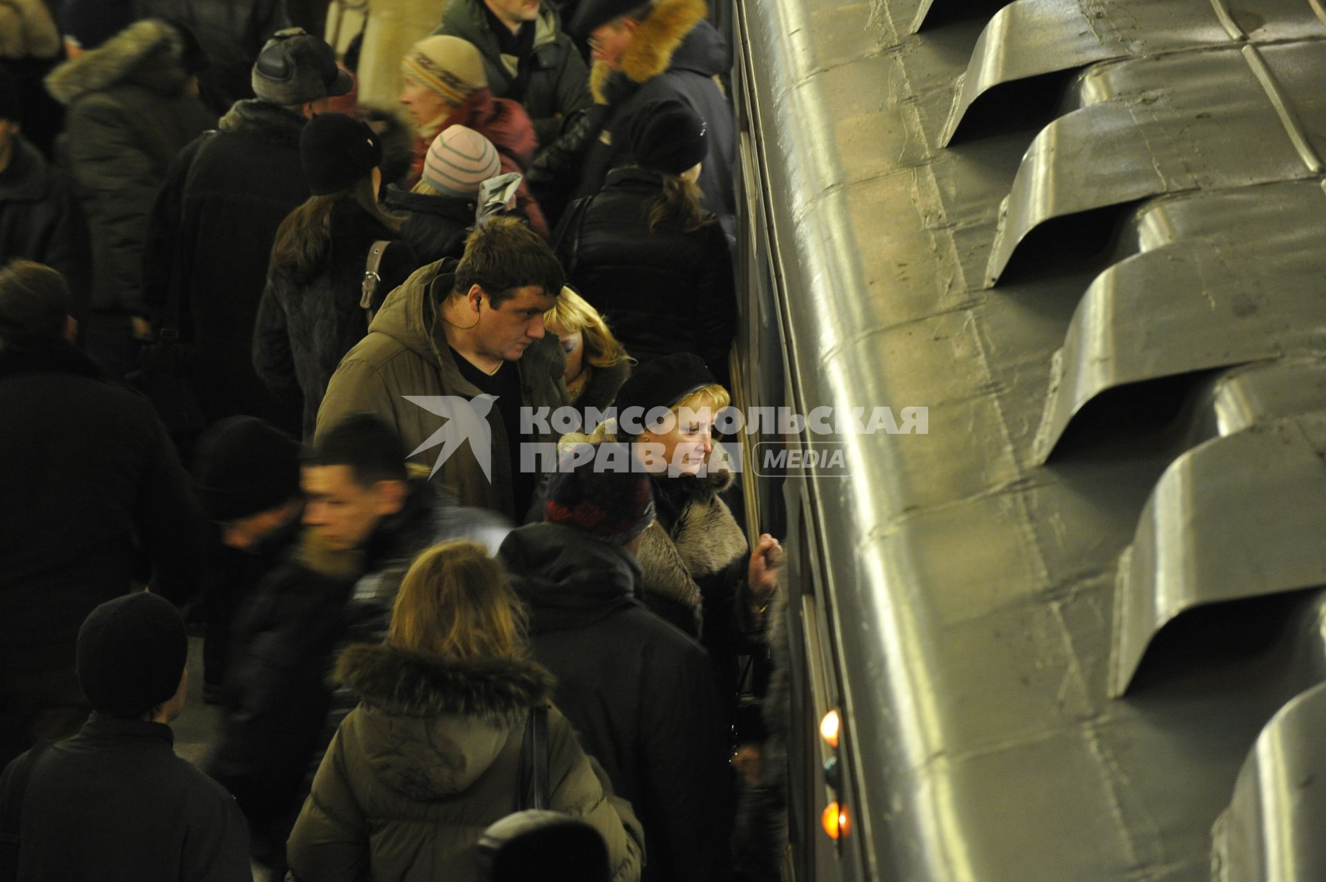 Россия. Москва. 18 января 2011. Люди в метро на станциях и переходах