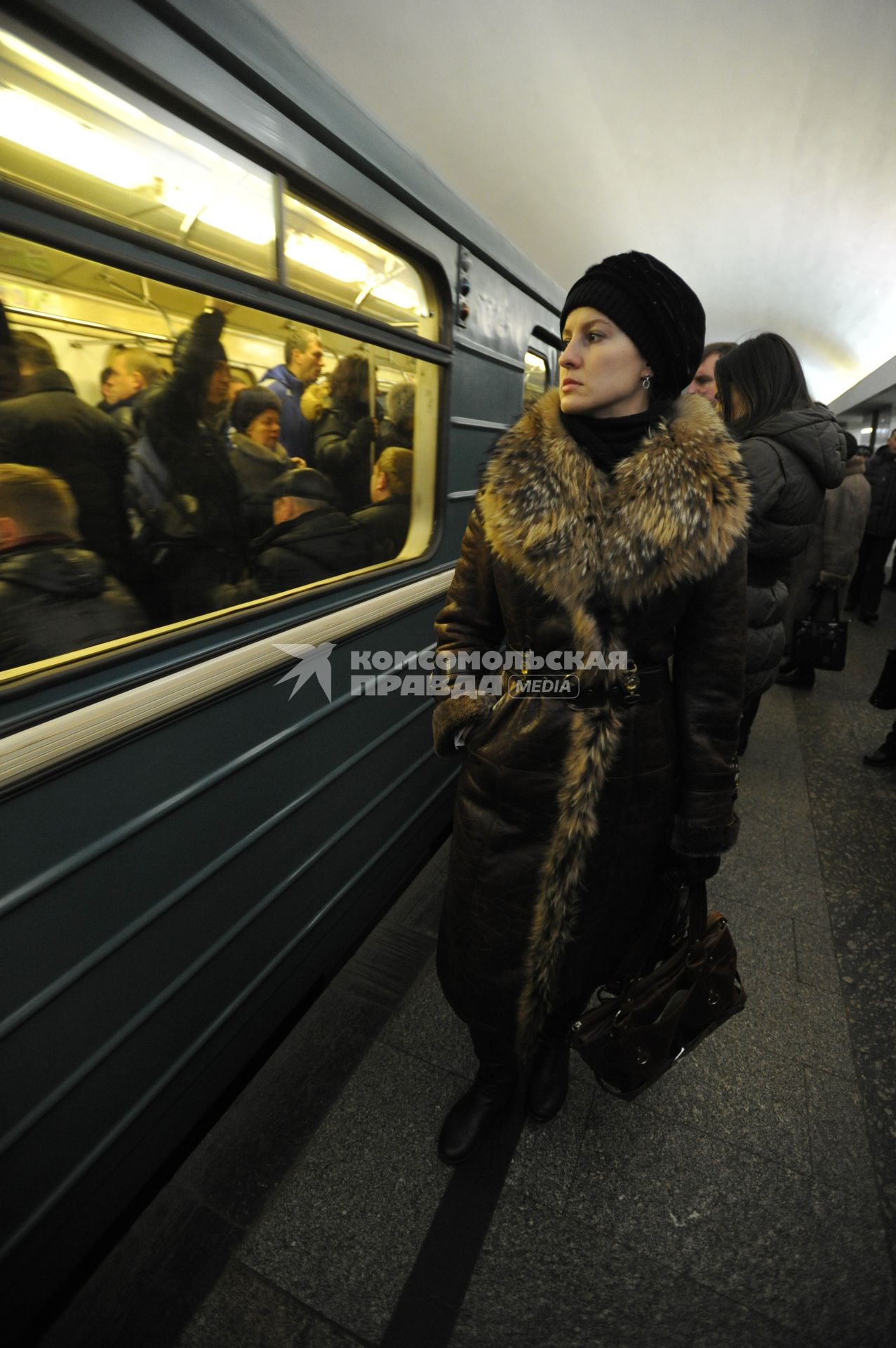 Россия. Москва. 18 января 2011 Люди в метро на станциях и переходах