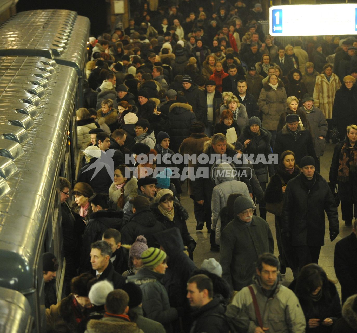 Россия. Москва. 18 января 2011. Люди в метро на станциях и переходах