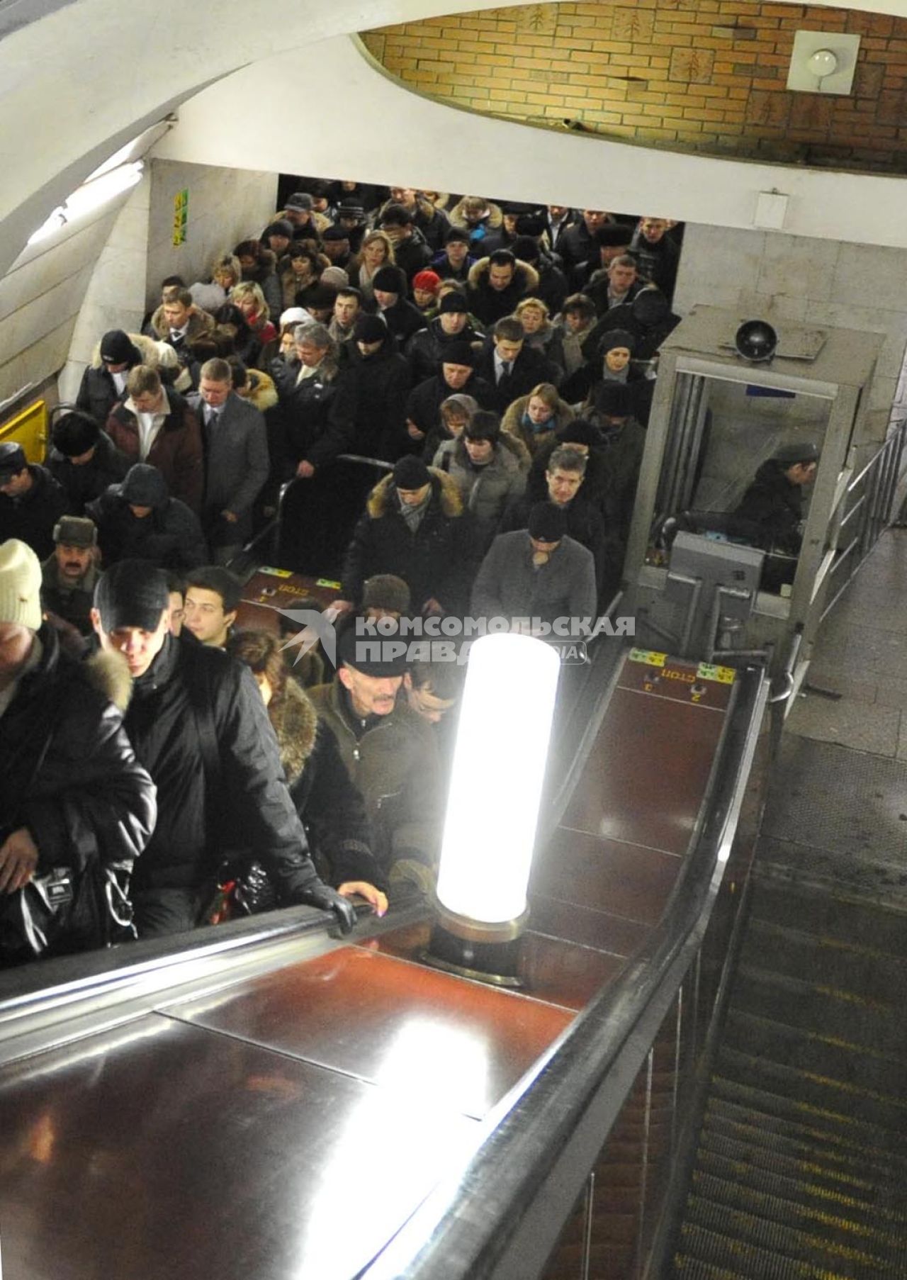 Россия. Москва. 18 января 2011. Люди в метро на станциях и переходах