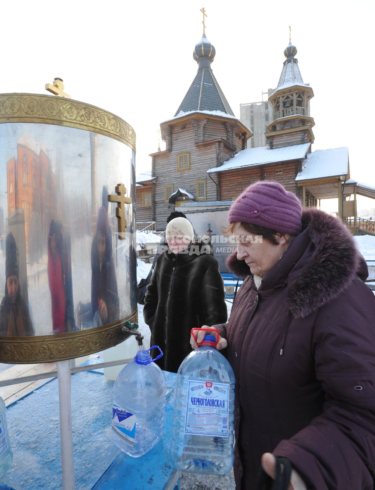 Россия. Москва. 18 января 2011. Крещение, святая вода