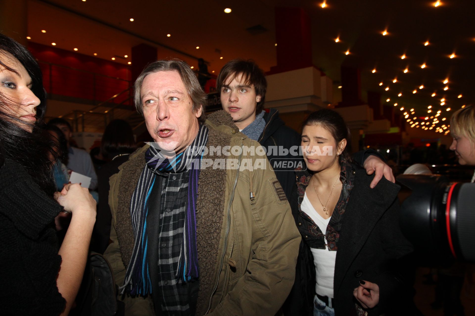 Россия. Москва. 18 января 2011. На снимке: актер Михаил Ефремов  на премьере фильма режиссера К.Кузина САМЫЙ ЛУЧШИЙ ФИЛЬМ 3-ДЭ в кинотеатре ОКТЯБРЬ.