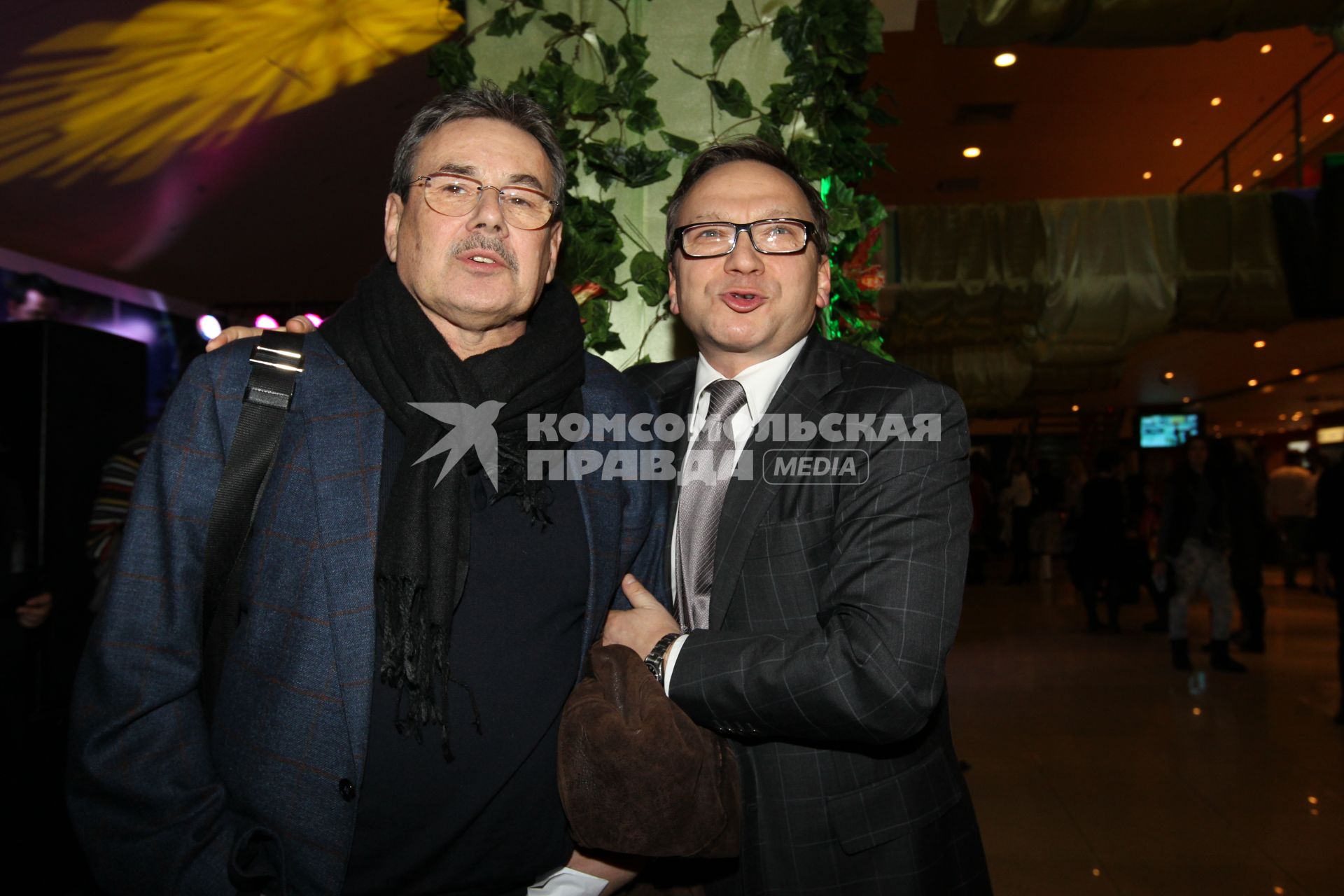 19 января 2011 Кинотеатр ОКТЯБРЬ. Премьера фильма НА КРЮЧКЕ. На снимке: режиссер Павел Чухрай и актер, режиссер, продюсер Игорь Угольников (слева).