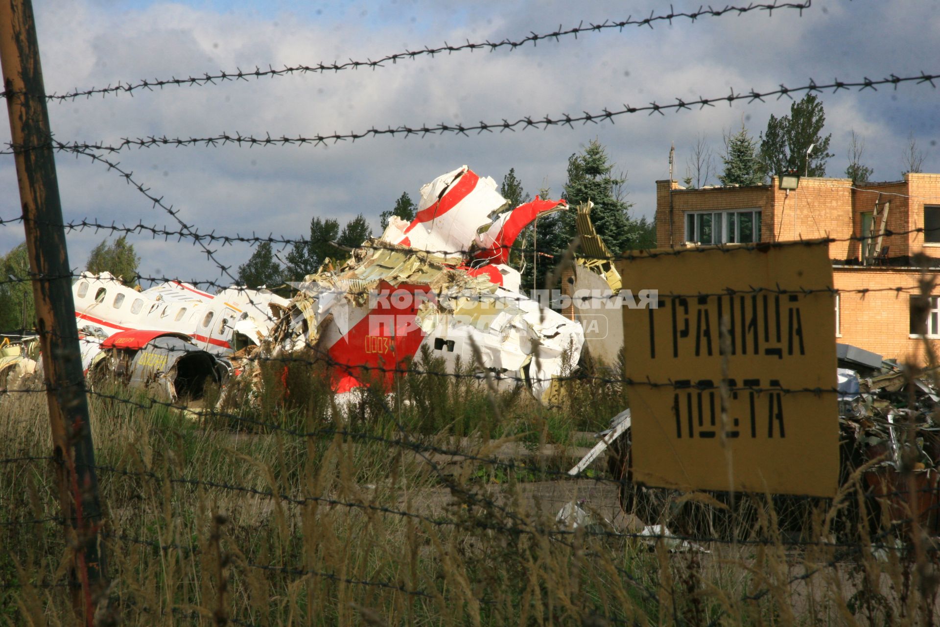 Останки самолета польского президента Леха Качиньского, которые разбился под Смоленском 10 апреля 2010 года, находятся на аэродроме СЕВЕРНЫЙ.  Съемка: 23 сентября 2010 года.