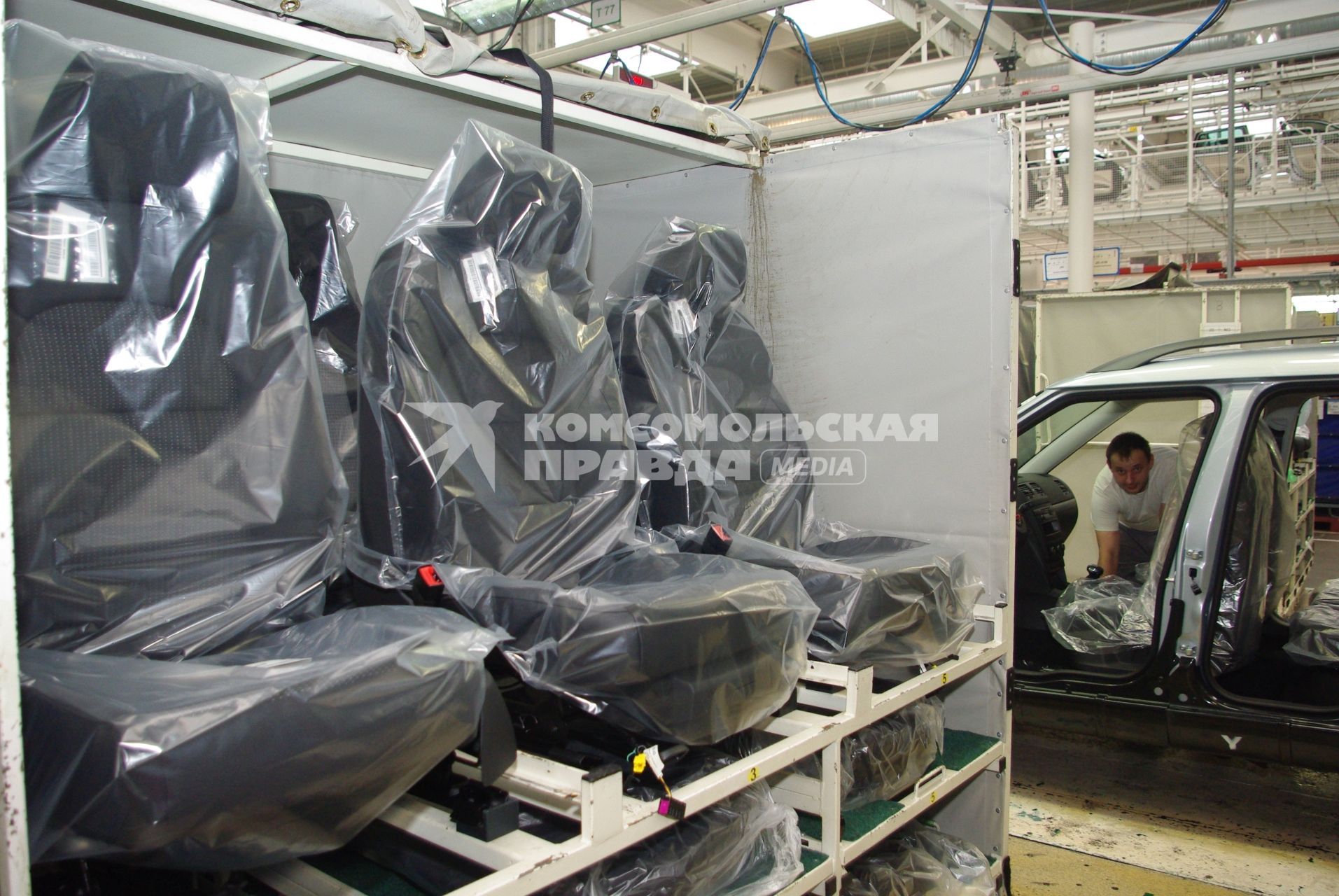 Завод Шкода в Квасинах, здесь собирают Skoda Superb, Yeti и Roomster. Чехия, 5 ноября 2010 года. Автомобили, производство, Skoda, шкода, завод, автомобильная промышленность, роботы, автоматическое производство, конвейер, качество, безопасность, рабочие.