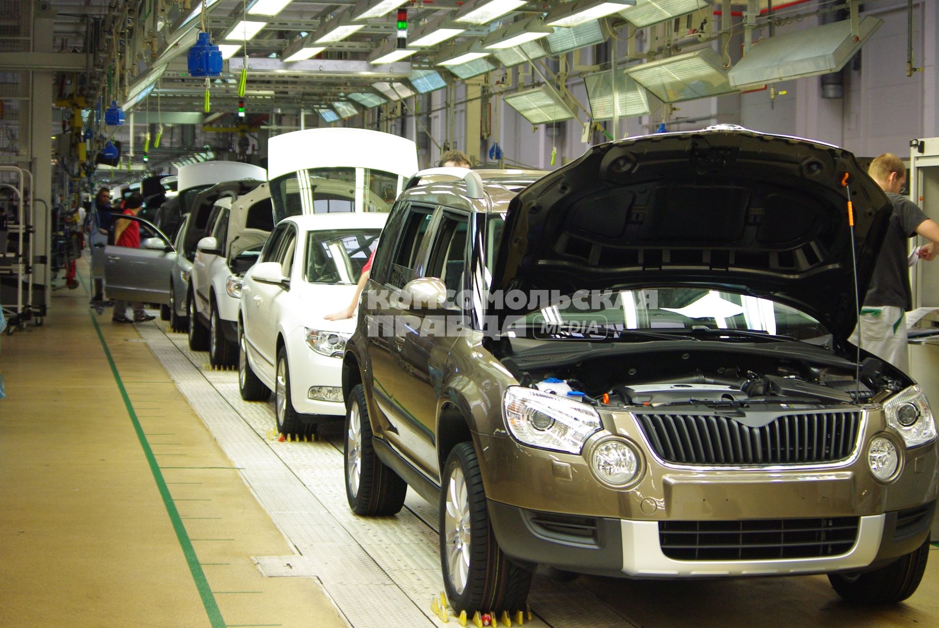 Завод Шкода в Квасинах, здесь собирают Skoda Superb, Yeti и Roomster. Чехия, 5 ноября 2010 года. Автомобили, производство, Skoda, шкода, завод, автомобильная промышленность, роботы, автоматическое производство, конвейер, качество, безопасность, рабочие.