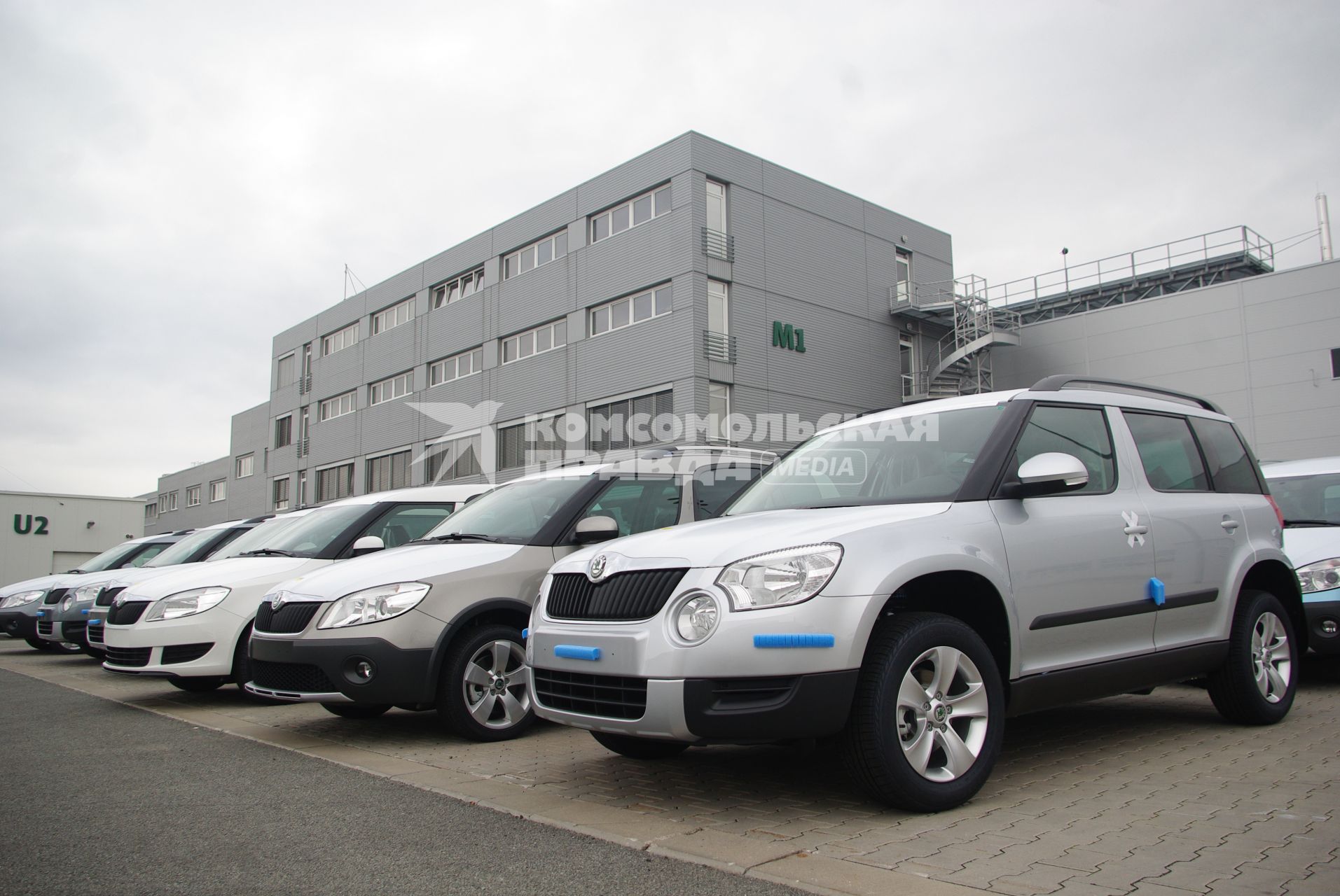 Завод Шкода в Квасинах, здесь собирают Skoda Superb, Yeti и Roomster. Чехия, 5 ноября 2010 года. Автомобили, производство, Skoda, шкода, завод, автомобильная промышленность, роботы, автоматическое производство, конвейер, качество, безопасность, рабочие.
