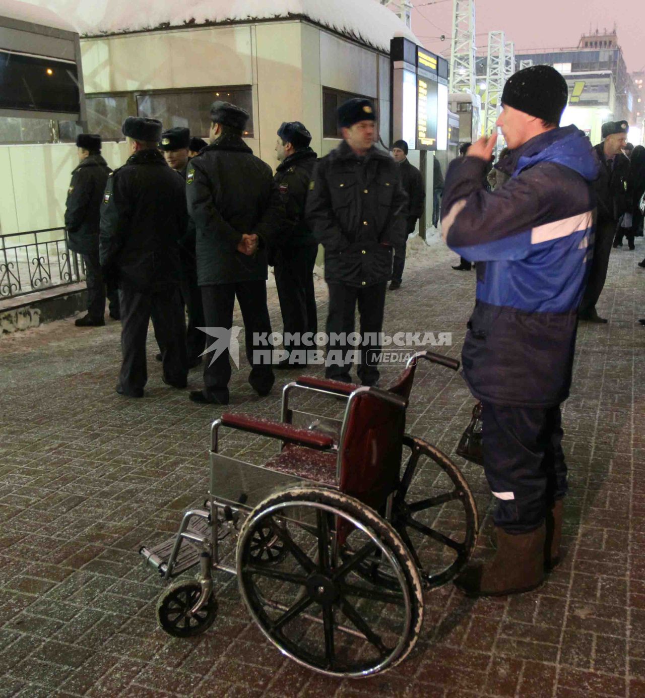 Последствия террористического акта в аэропорту Домодедово, 24 января 2011 года. Террорист смертник взорвал бомбу в зале прилета. Погибло более 30 и ранено более 130 человек.
НА ФОТО:  проводник с инвалидной коляской у поезда аэроэкспресс, прибывшего из Домодедово. Транспорт железнодорожный. Поезд. Безопасность.