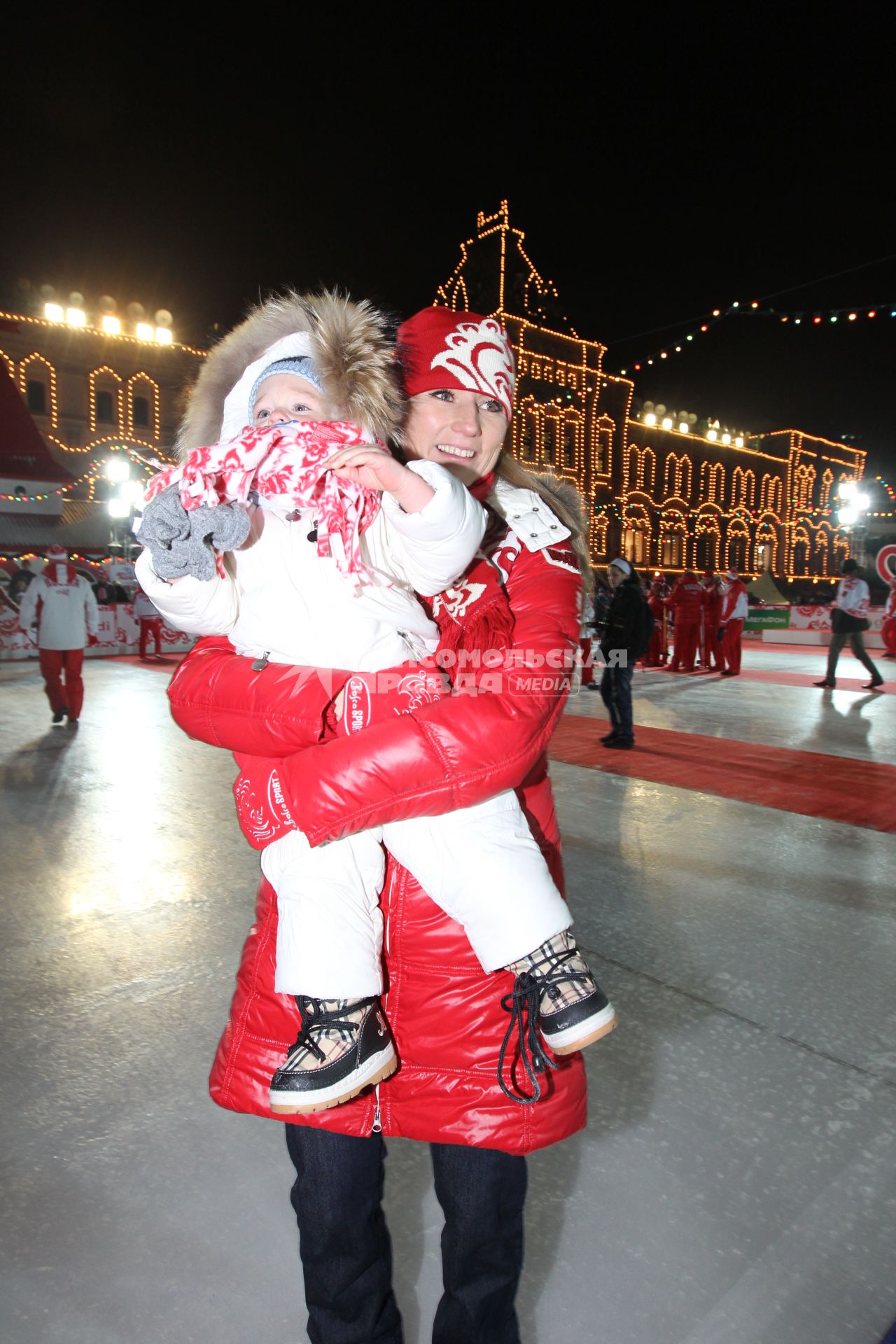 5 декабря 2010 года. Открытие ГУМ-Катка на Красной площади. На снимке: Светлана Журова с сыном.