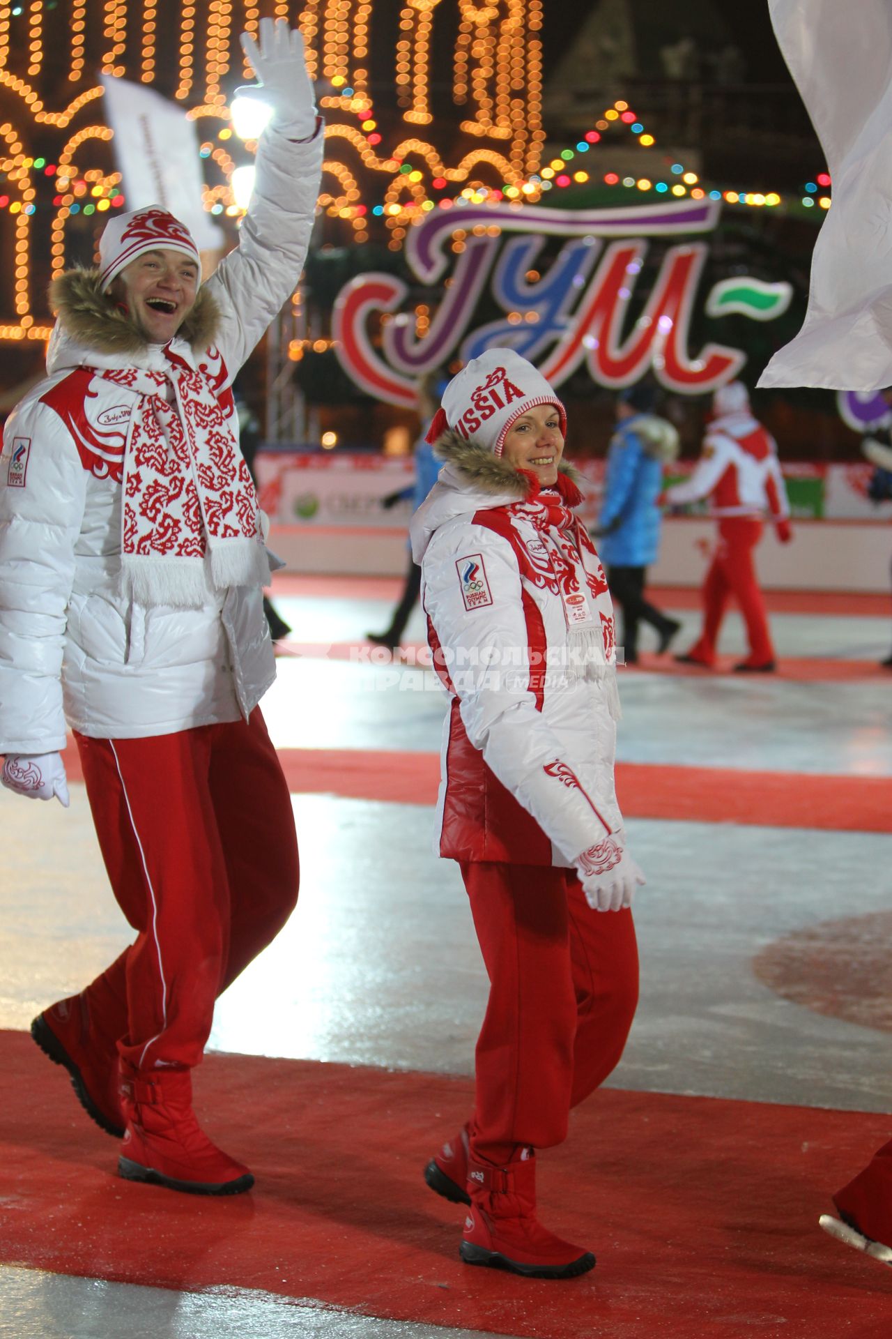 5 декабря 2010 года. Открытие ГУМ-Катка на Красной площади. На снимке: фигуристы Алексей Тихонов и Мария Петрова.