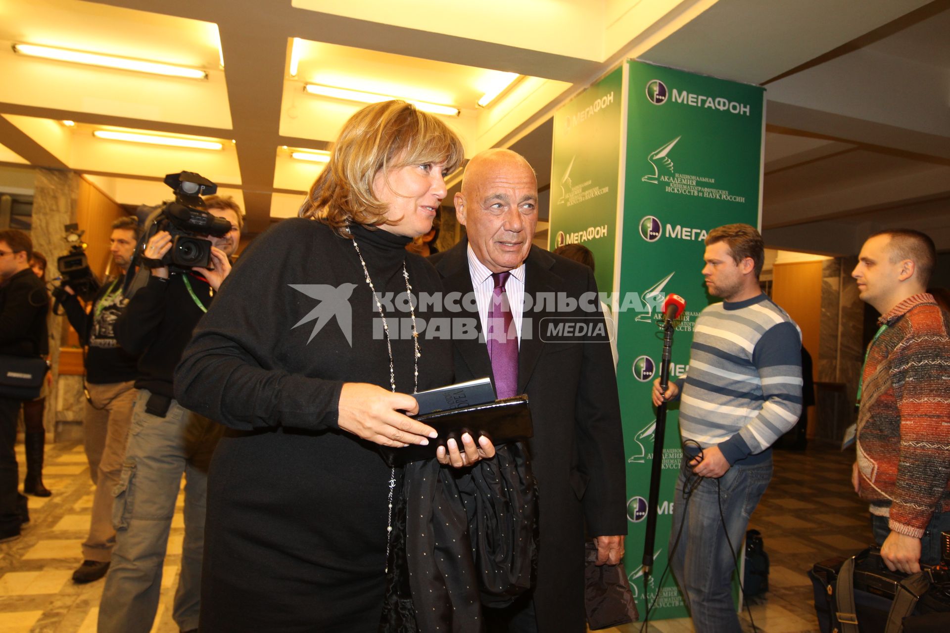 21 января 2011 Мосфильм. Вручение премии Национальной Академии кинематографических искусств и наук России ЗОЛОТОЙ ОРЕЛ. На снимке: телеведущий Владимир Познер и глава SAV Entertainment Надежда Соловьева.