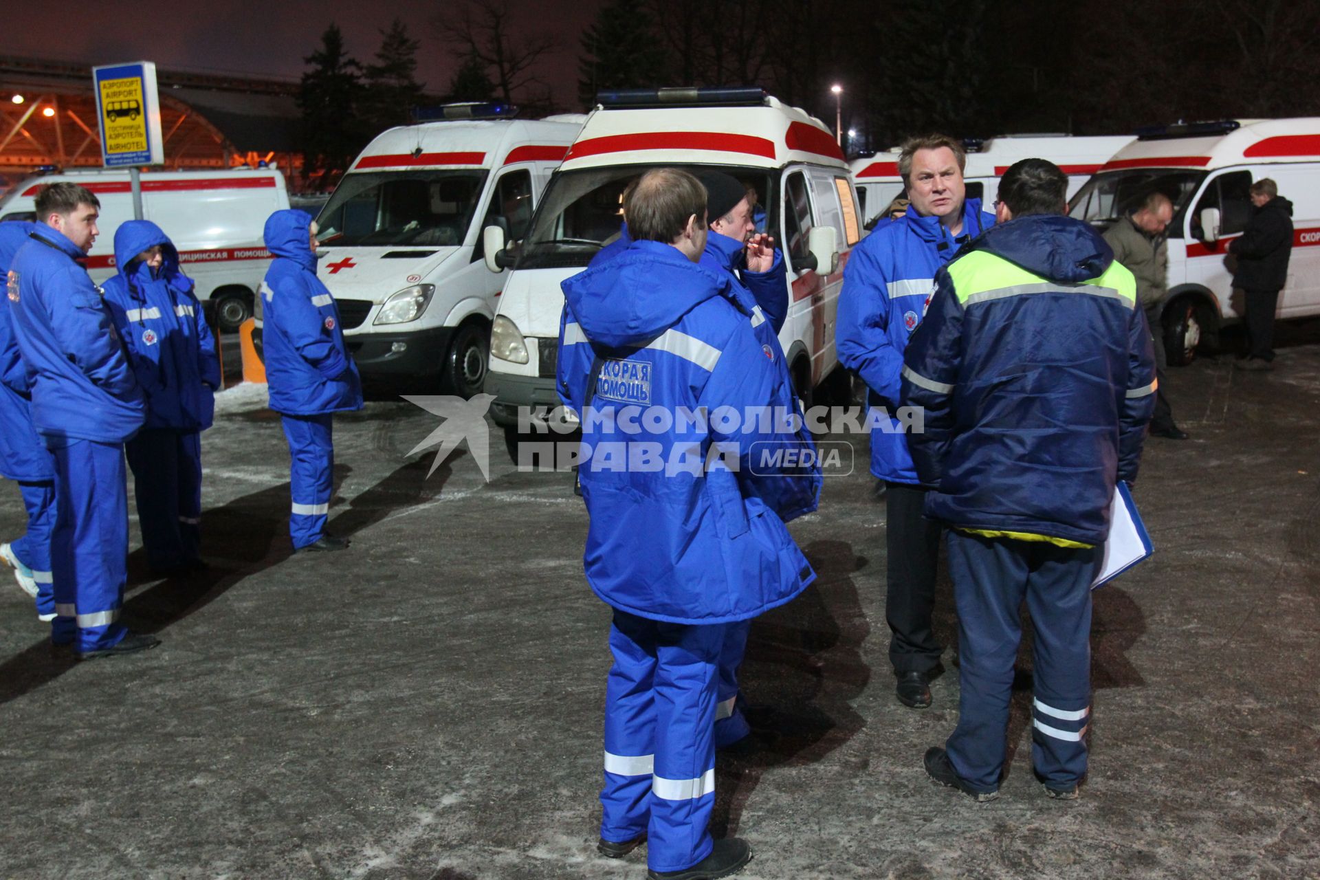 5 декабря 2010 года. Самолет Ту-154 авиакомпании АВАЛИНИИ ДАГЕСТАНА совершившил аварийную посадку в аэропорту ДОМОДЕДОВо через полчаса после вылета из ВНУКОВО. На снимке: Скорая помощь.