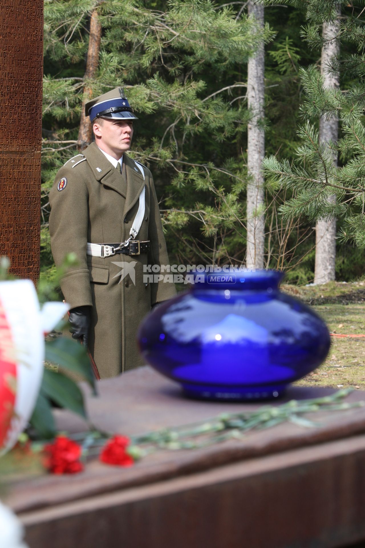 Траурные мероприятия посвященные 70 летней годовщине расстрела польских офицеров в мемориальном комплексе КАТЫНЬ под Смоленском. На снимке: Часть мемориального комплекса, памятник, солдат польской армии, свеча. 7 апреля 2010 года.