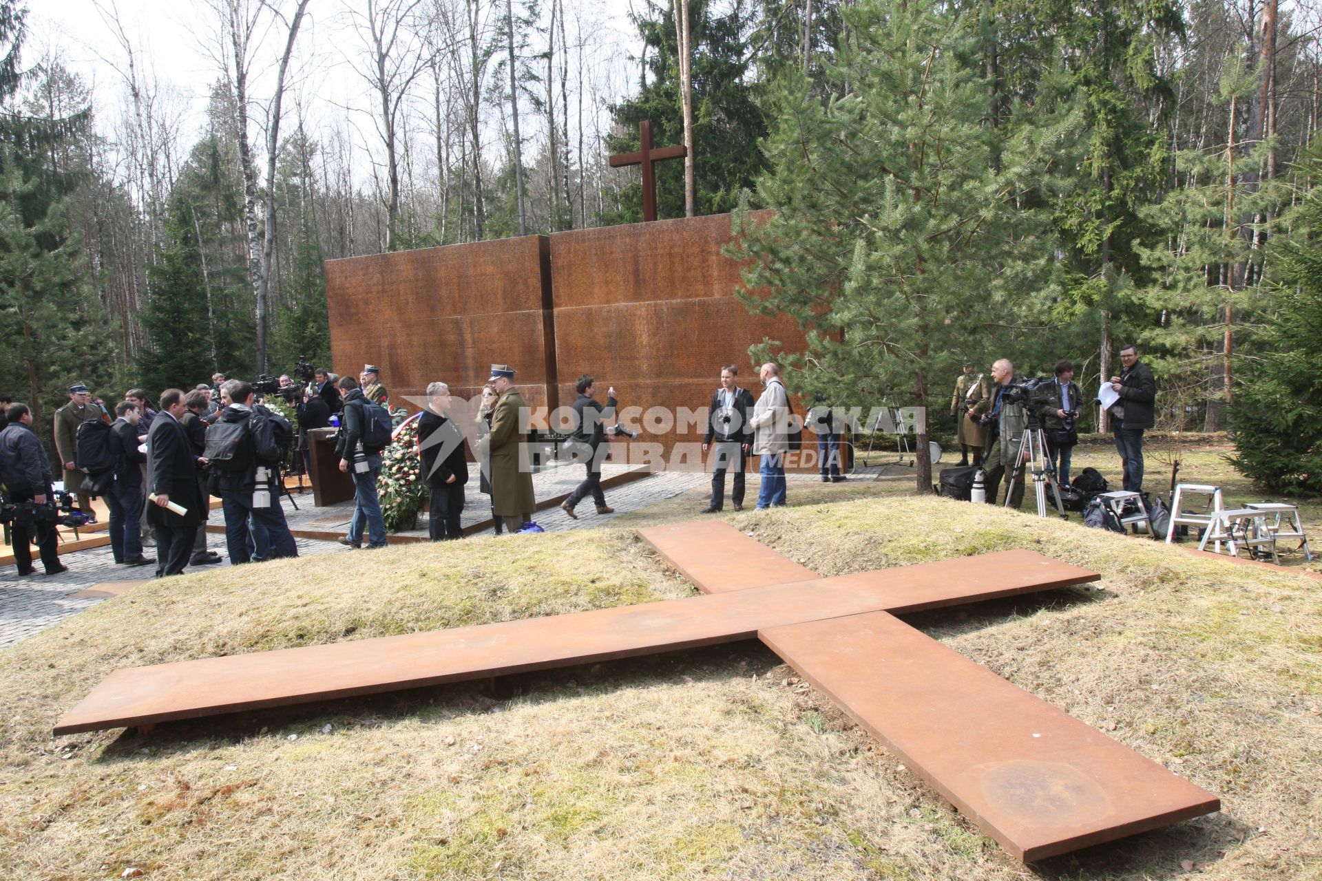 Траурные мероприятия посвященные 70 летней годовщине расстрела польских офицеров в мемориальном комплексе КАТЫНЬ под Смоленском. На снимке: Часть мемориального комплекса, памятник. 7 апреля 2010 года.