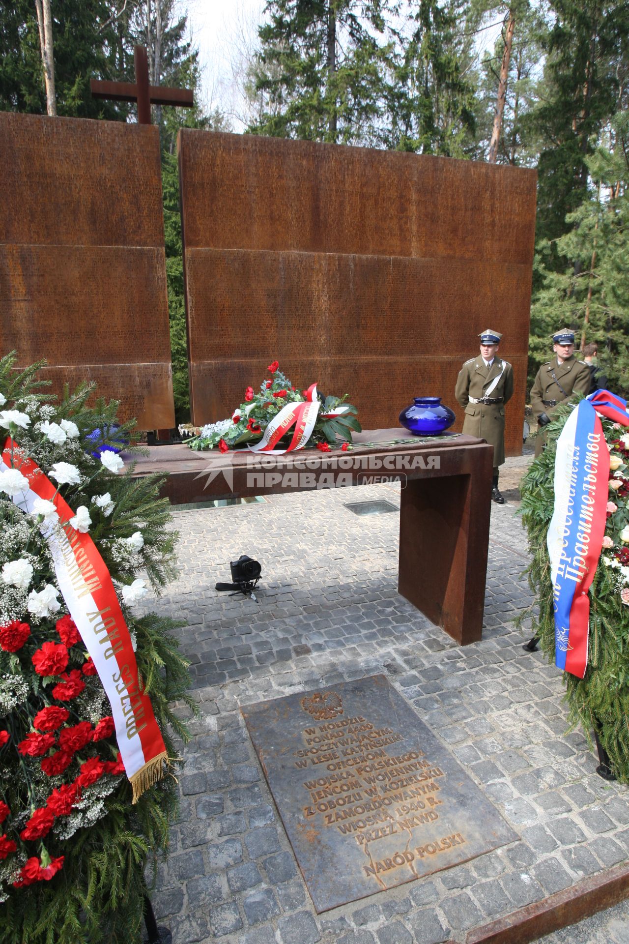 Траурные мероприятия посвященные 70 летней годовщине расстрела польских офицеров в мемориальном комплексе КАТЫНЬ под Смоленском. На снимке: Часть мемориального комплекса, памятник, солдат польской армии, свеча. 7 апреля 2010 года.