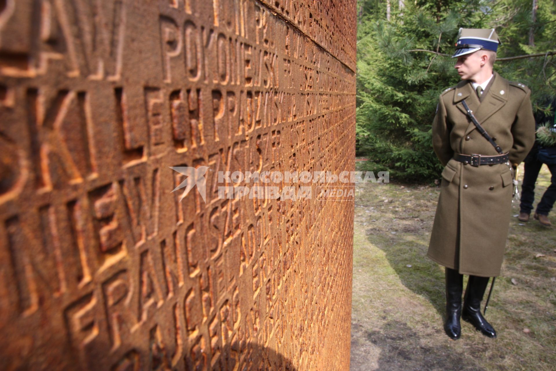 Траурные мероприятия посвященные 70 летней годовщине расстрела польских офицеров в мемориальном комплексе КАТЫНЬ под Смоленском. На снимке: Часть мемориального комплекса, памятник, солдат . 7 апреля 2010 года.