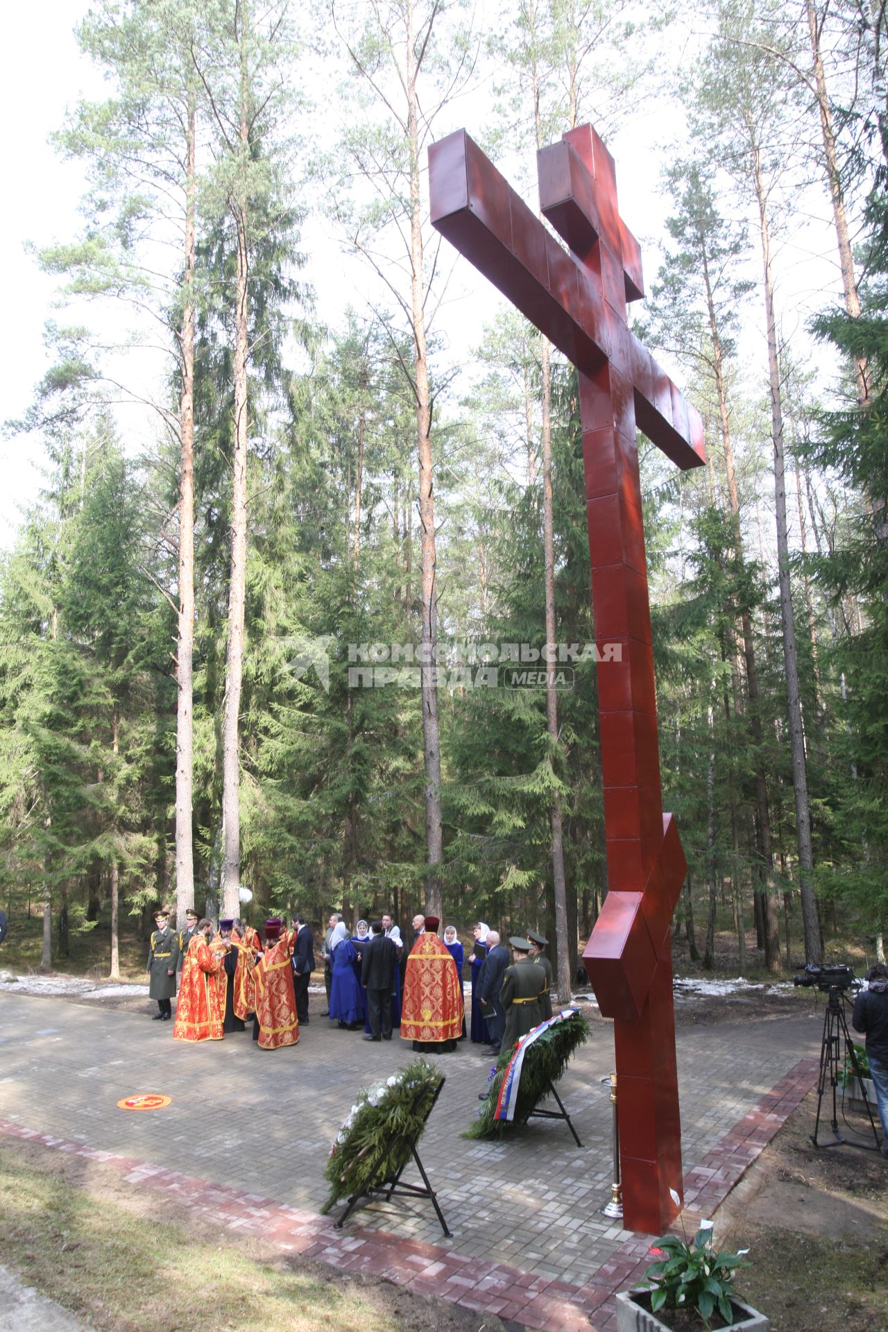 Траурные мероприятия посвященные 70 летней годовщине расстрела польских офицеров в мемориальном комплексе КАТЫНЬ под Смоленском. На снимке: Священники готовятся провести поминальные службы. 7 апреля 2010 года.