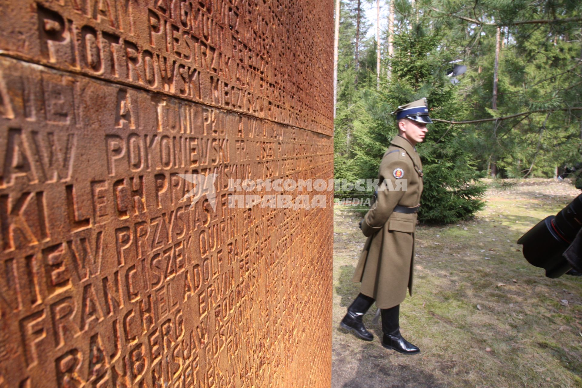 Траурные мероприятия посвященные 70 летней годовщине расстрела польских офицеров в мемориальном комплексе КАТЫНЬ под Смоленском. На снимке: Часть мемориального комплекса, памятник, солдат . 7 апреля 2010 года.