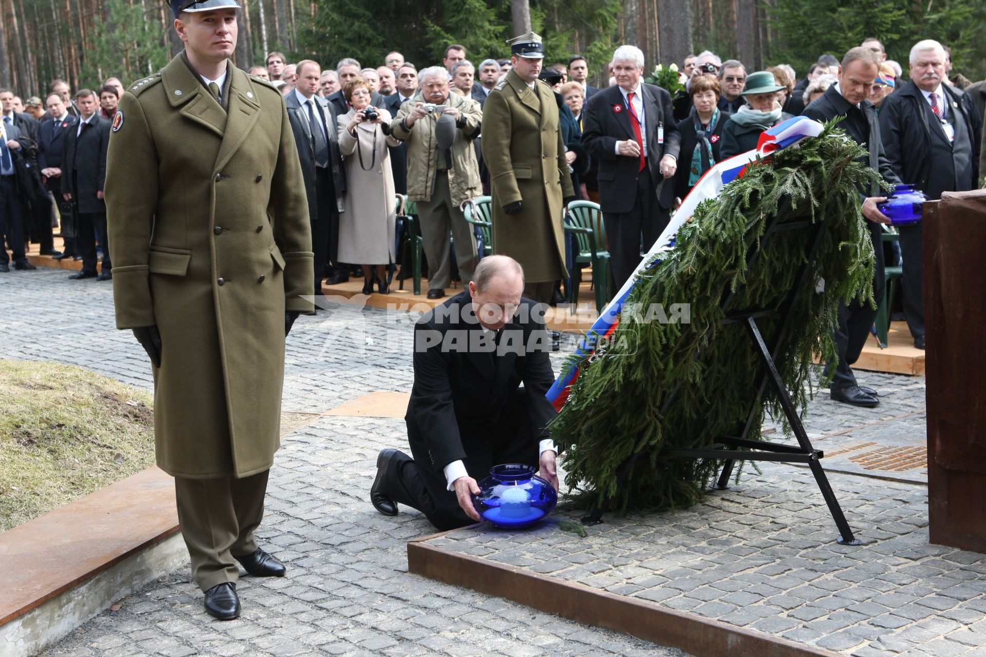 Траурные мероприятия посвященные 70 летней годовщине расстрела польских офицеров в мемориальном комплексе КАТЫНЬ под Смоленском. На снимке: Премьер министр, Председатель Правительства Российской Федерации Владимир Путин и премьер министр Польши Дональд Туск возлагают венки. 7 апреля 2010 года.