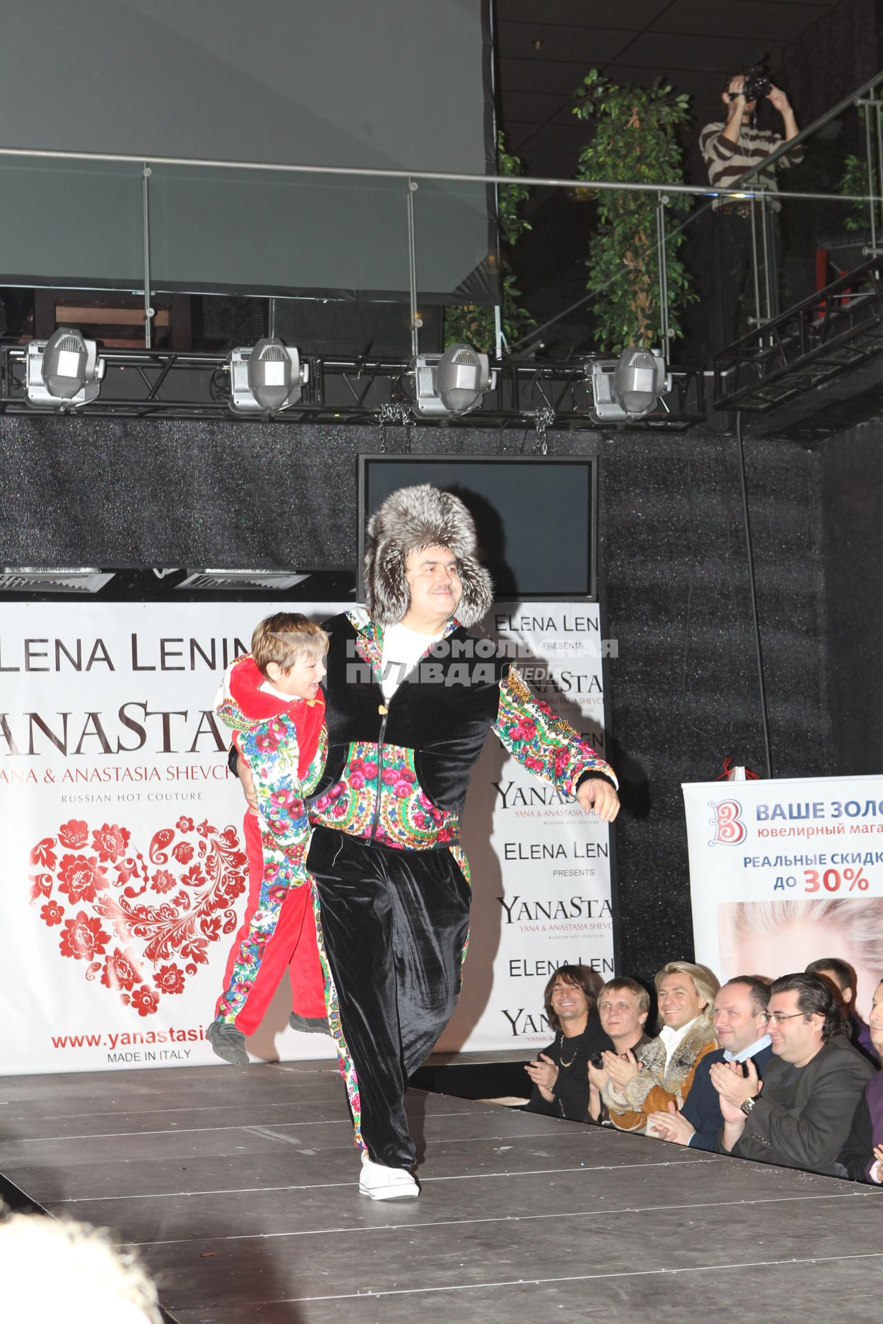 6 декабря 2010 года. Дефиле  YanaStasia presented by ELena Lenina  модельеров Яны и Насти Шевченко. На снимке: Станислав Садальский.