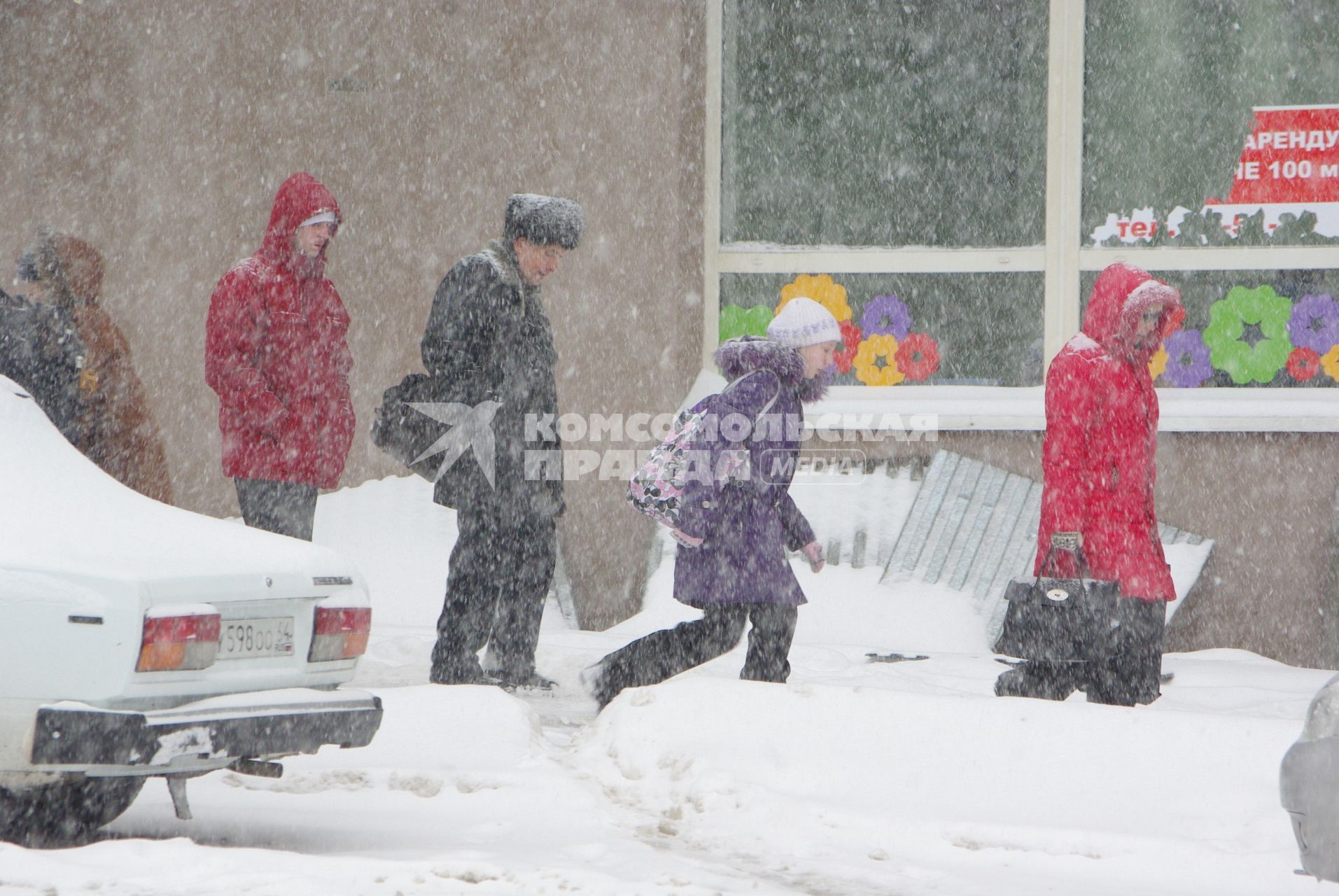 Снегопад в городе- люди идут по заснеженной улице, Саратов, 24 января 2011 года. Снегопад, снег, сугробы, зима